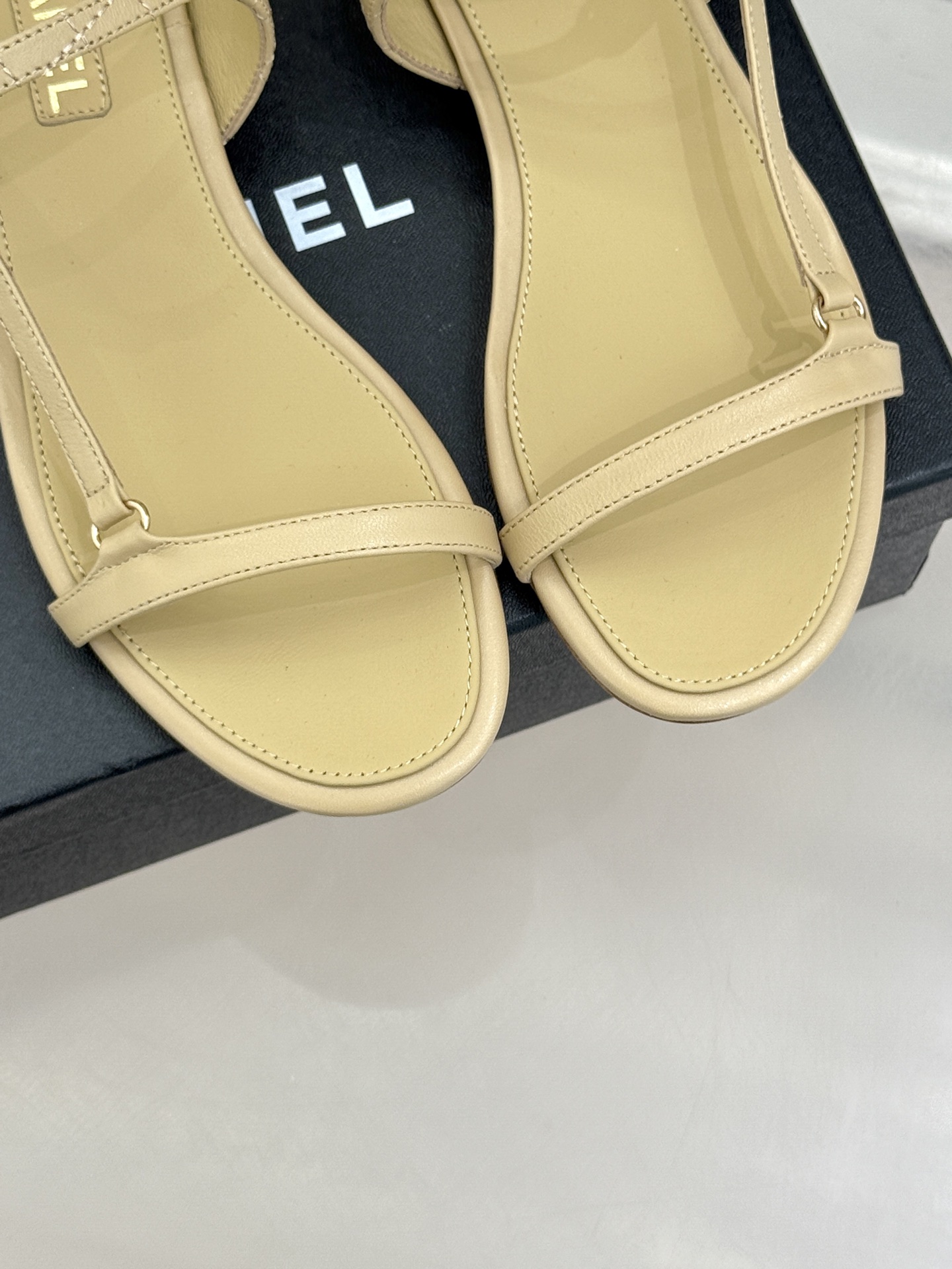 
CHANE*｜小香25。春夏新品
细带平底凉鞋
夏天一定要入的凉鞋系列
鞋面采用原版定制皮料
内里垫脚