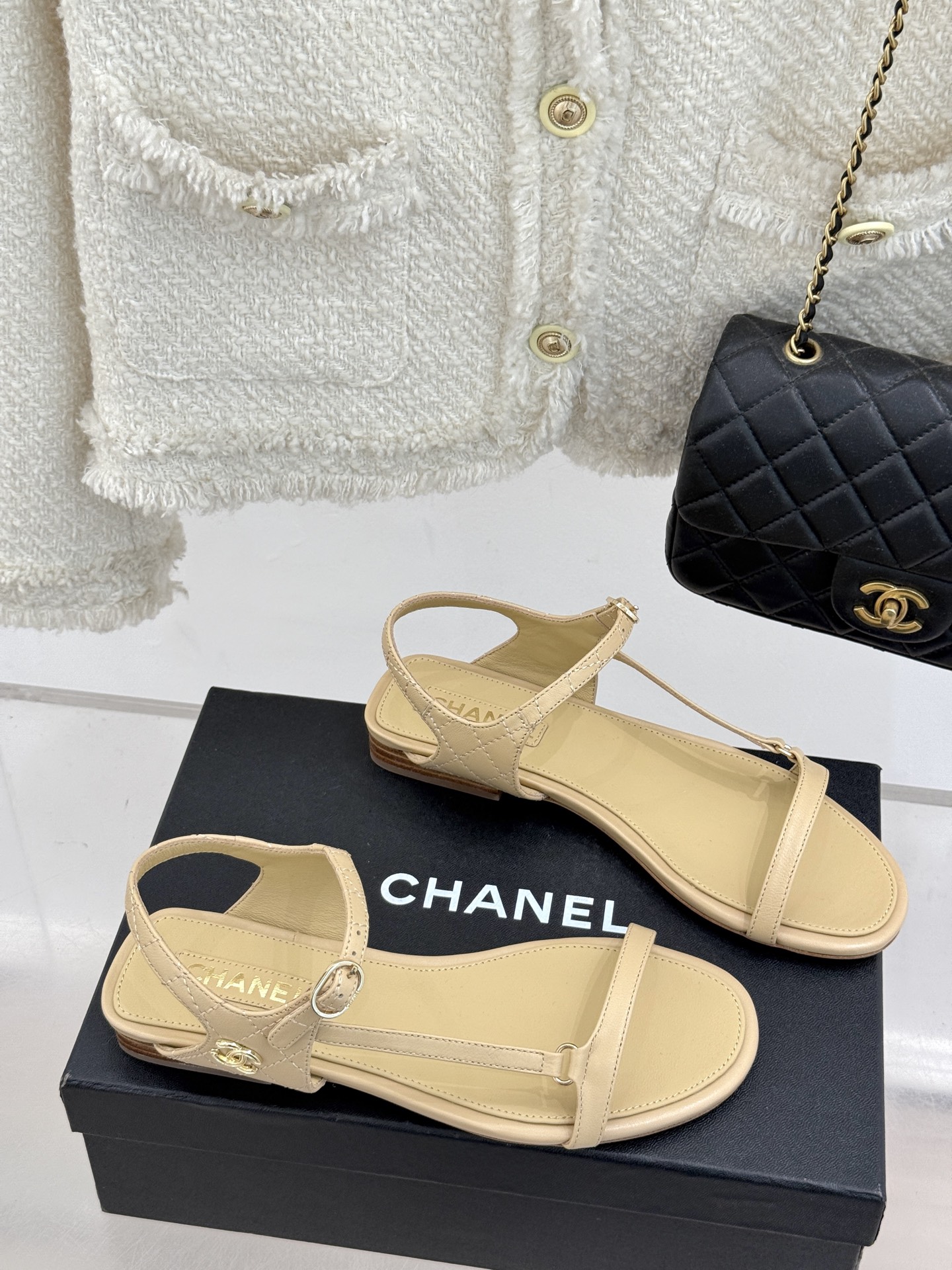 
CHANE*｜小香25。春夏新品
细带平底凉鞋
夏天一定要入的凉鞋系列
鞋面采用原版定制皮料
内里垫脚