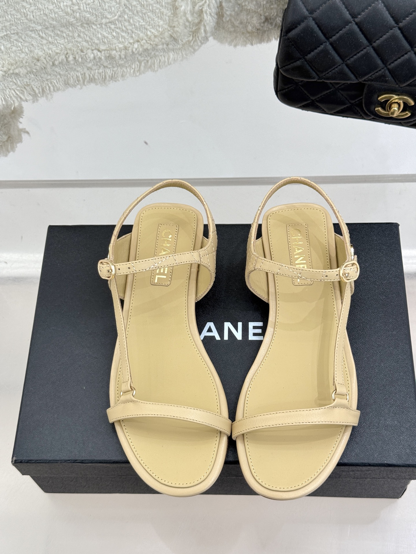 
CHANE*｜小香25。春夏新品
细带平底凉鞋
夏天一定要入的凉鞋系列
鞋面采用原版定制皮料
内里垫脚