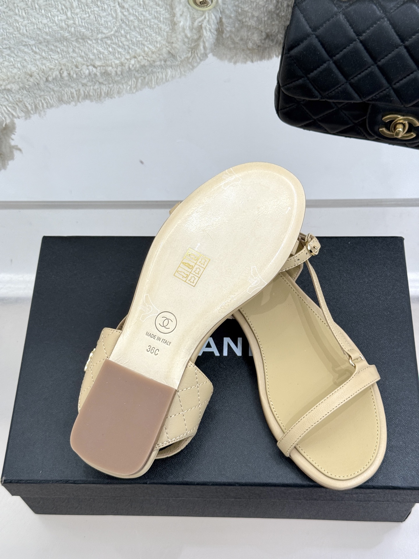
CHANE*｜小香25。春夏新品
细带平底凉鞋
夏天一定要入的凉鞋系列
鞋面采用原版定制皮料
内里垫脚