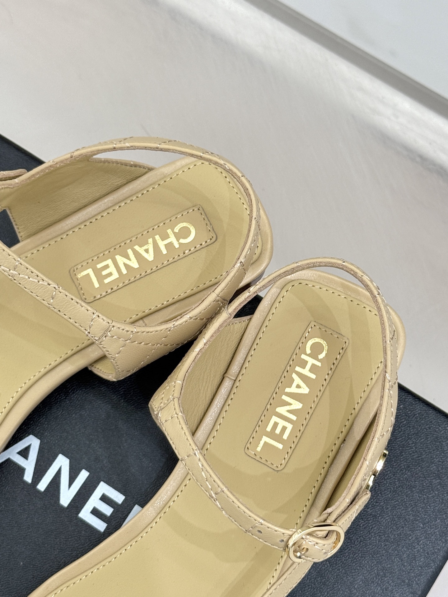
CHANE*｜小香25。春夏新品
细带平底凉鞋
夏天一定要入的凉鞋系列
鞋面采用原版定制皮料
内里垫脚