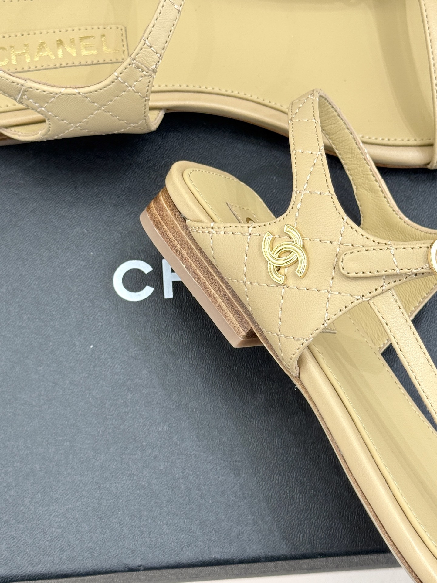 
CHANE*｜小香25。春夏新品
细带平底凉鞋
夏天一定要入的凉鞋系列
鞋面采用原版定制皮料
内里垫脚