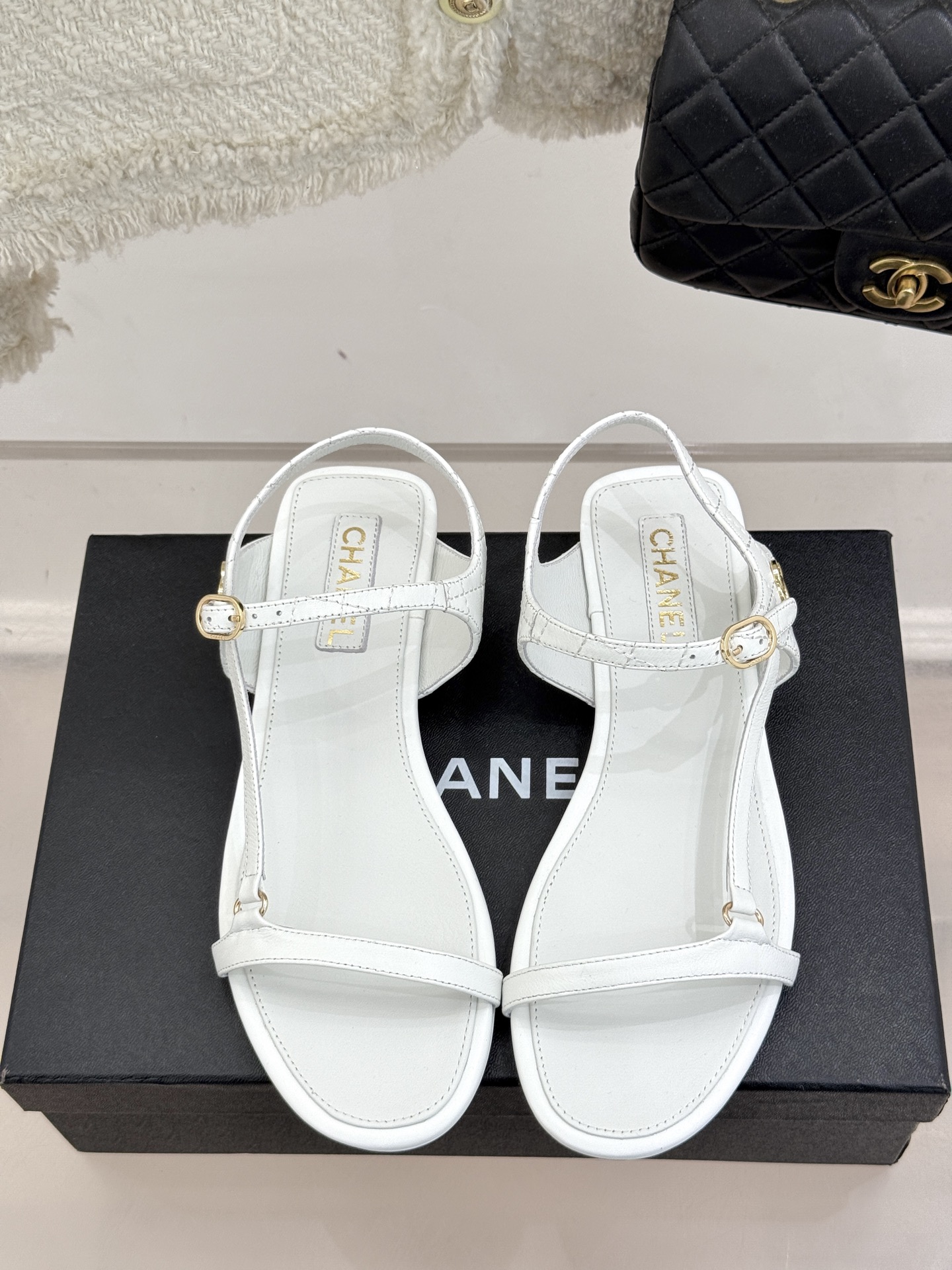 
CHANE*｜小香25。春夏新品
细带平底凉鞋
夏天一定要入的凉鞋系列
鞋面采用原版定制皮料
内里垫脚