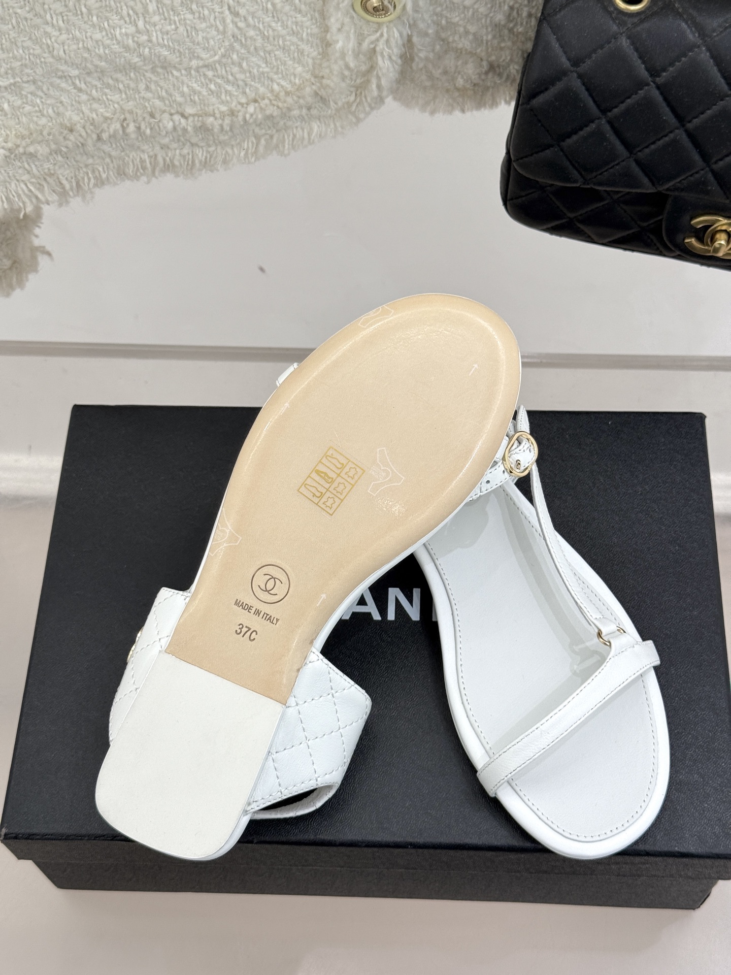 
CHANE*｜小香25。春夏新品
细带平底凉鞋
夏天一定要入的凉鞋系列
鞋面采用原版定制皮料
内里垫脚