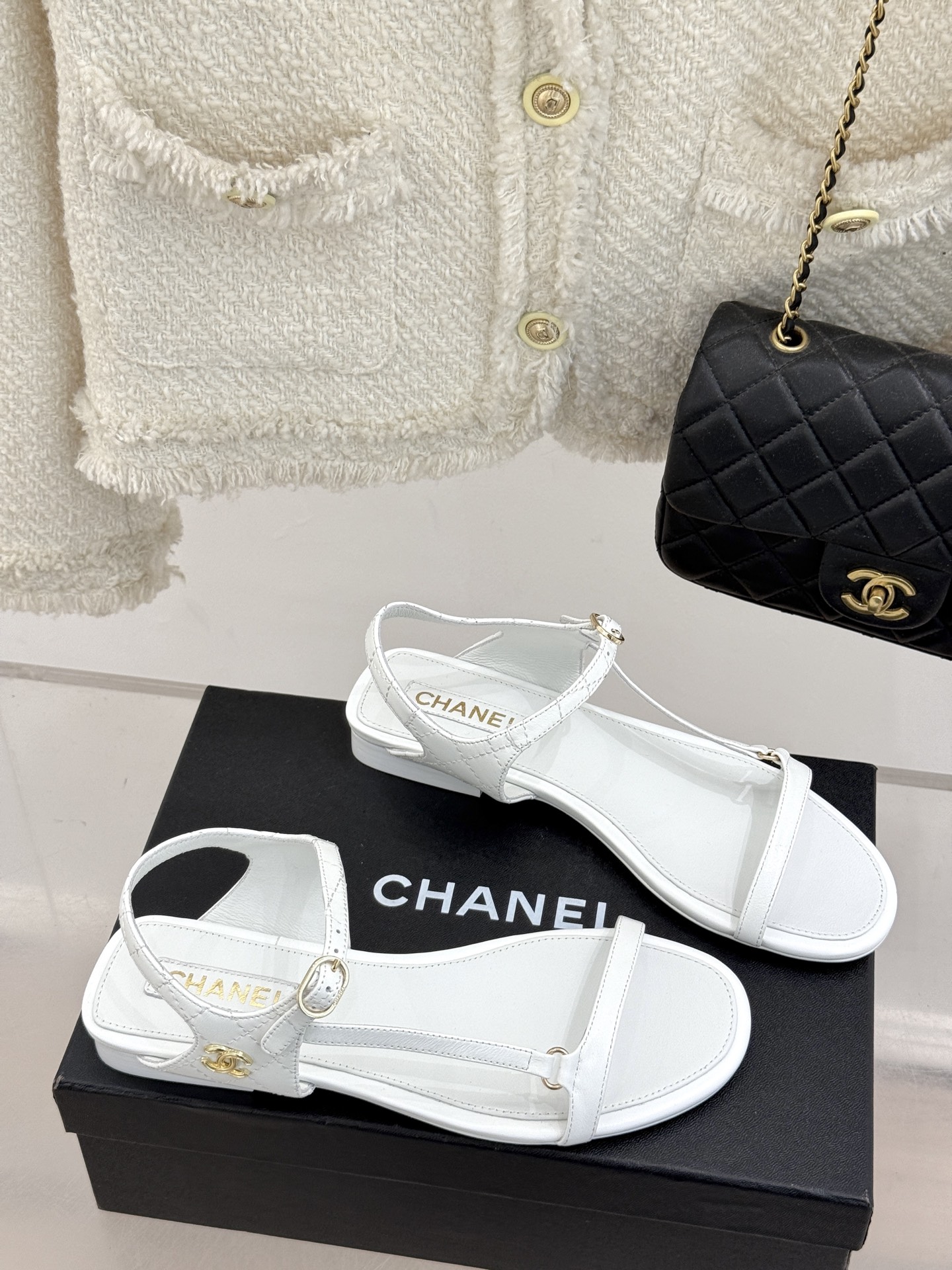 
CHANE*｜小香25。春夏新品
细带平底凉鞋
夏天一定要入的凉鞋系列
鞋面采用原版定制皮料
内里垫脚
