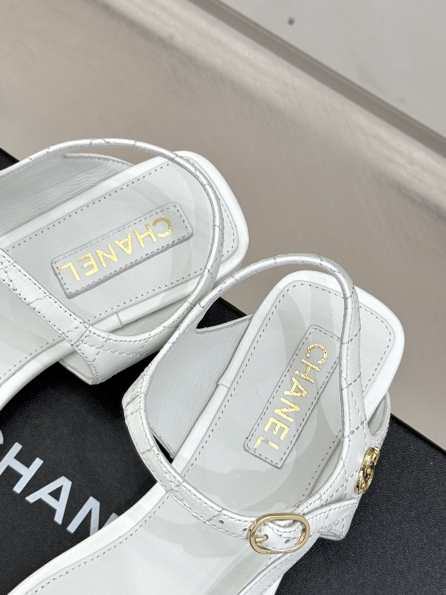 
CHANE*｜小香25。春夏新品
细带平底凉鞋
夏天一定要入的凉鞋系列
鞋面采用原版定制皮料
内里垫脚