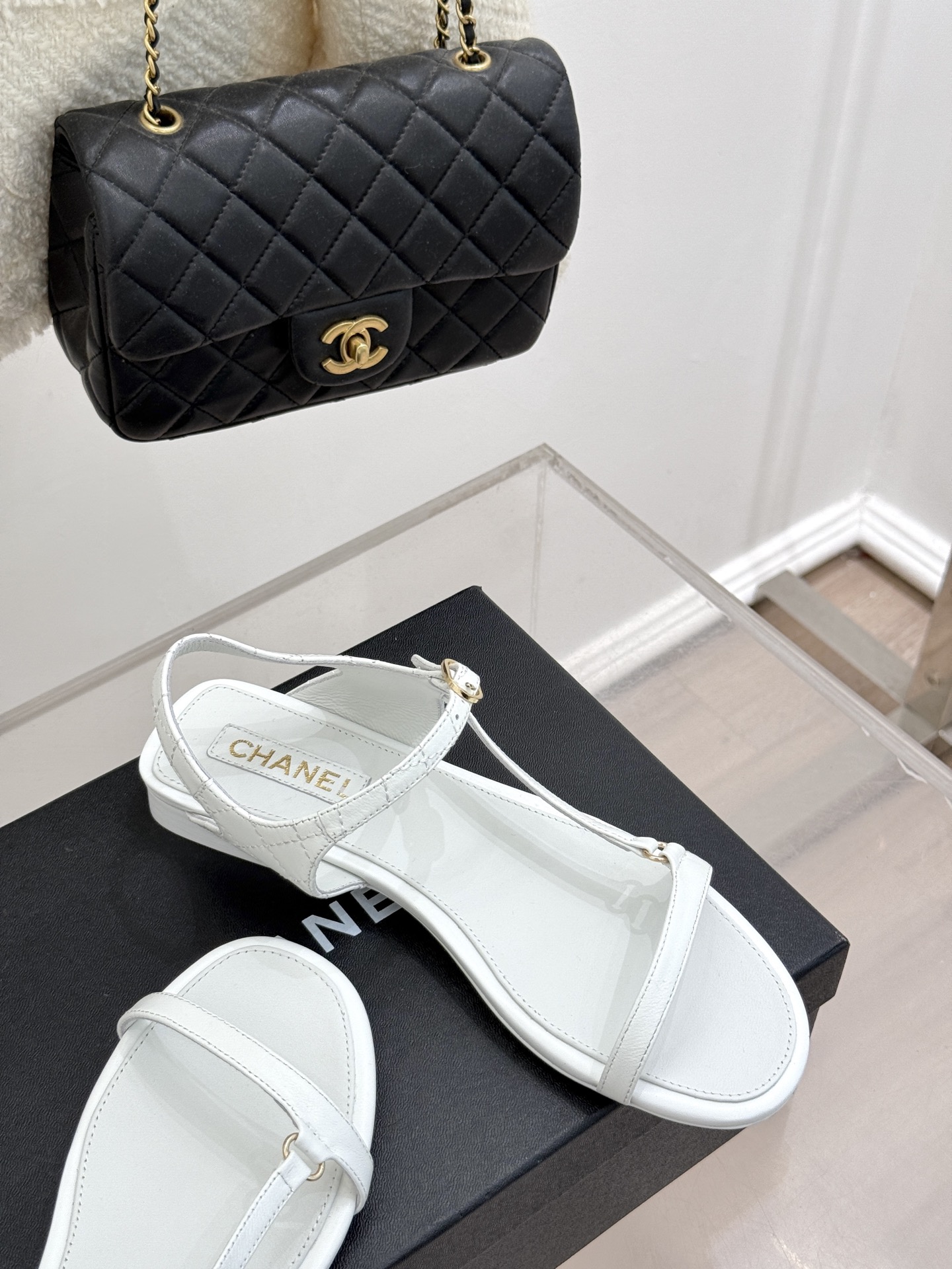 
CHANE*｜小香25。春夏新品
细带平底凉鞋
夏天一定要入的凉鞋系列
鞋面采用原版定制皮料
内里垫脚