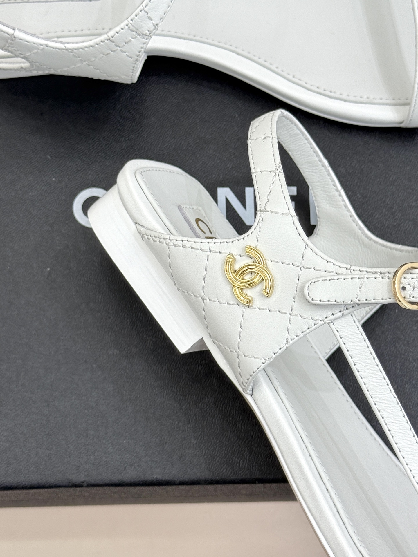 
CHANE*｜小香25。春夏新品
细带平底凉鞋
夏天一定要入的凉鞋系列
鞋面采用原版定制皮料
内里垫脚