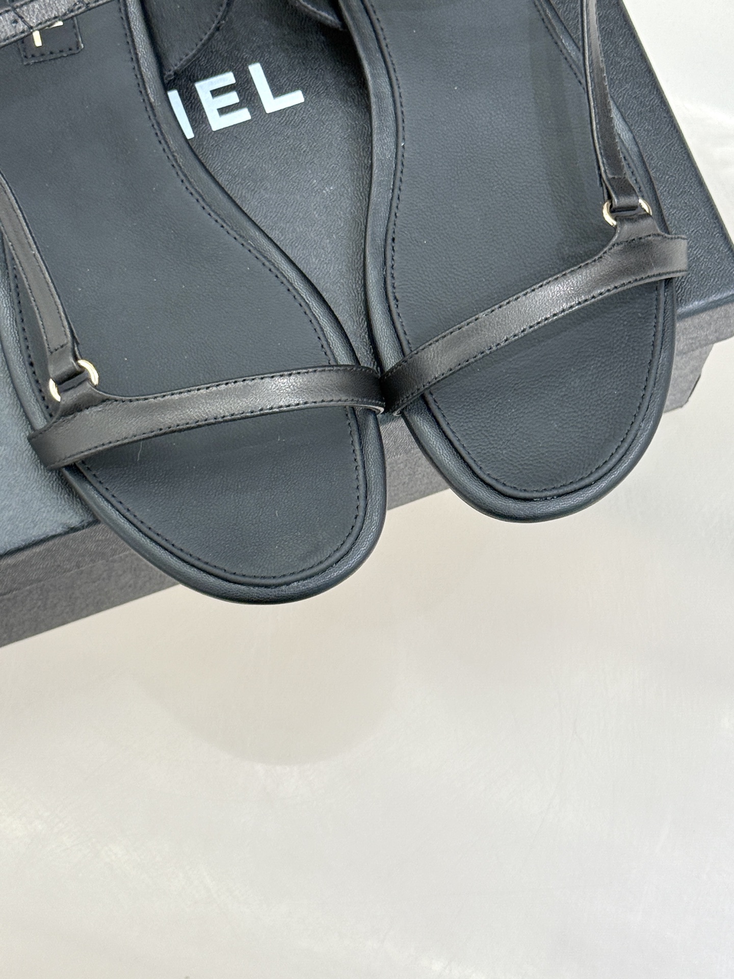 
CHANE*｜小香25。春夏新品
细带平底凉鞋
夏天一定要入的凉鞋系列
鞋面采用原版定制皮料
内里垫脚