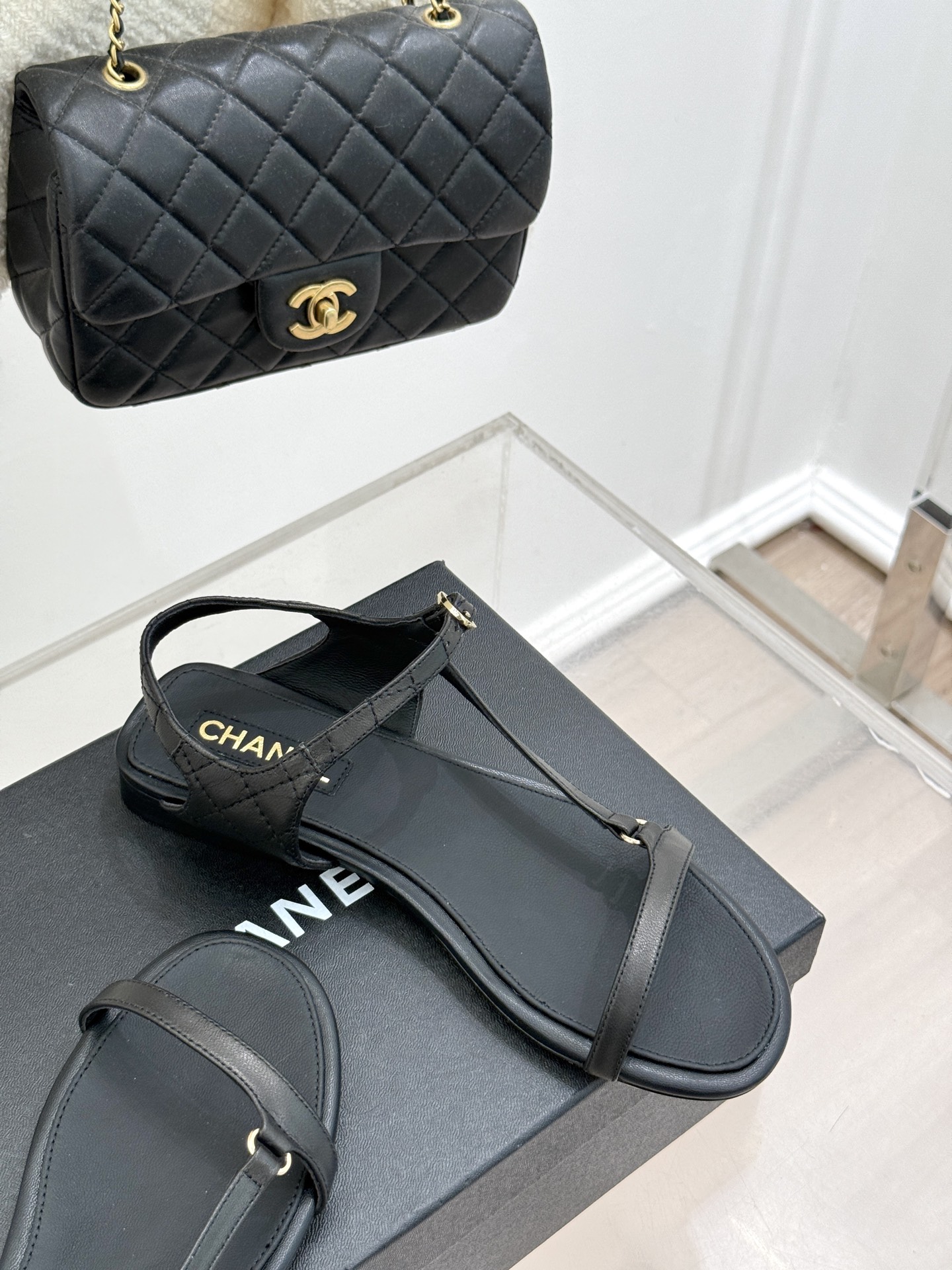 
CHANE*｜小香25。春夏新品
细带平底凉鞋
夏天一定要入的凉鞋系列
鞋面采用原版定制皮料
内里垫脚