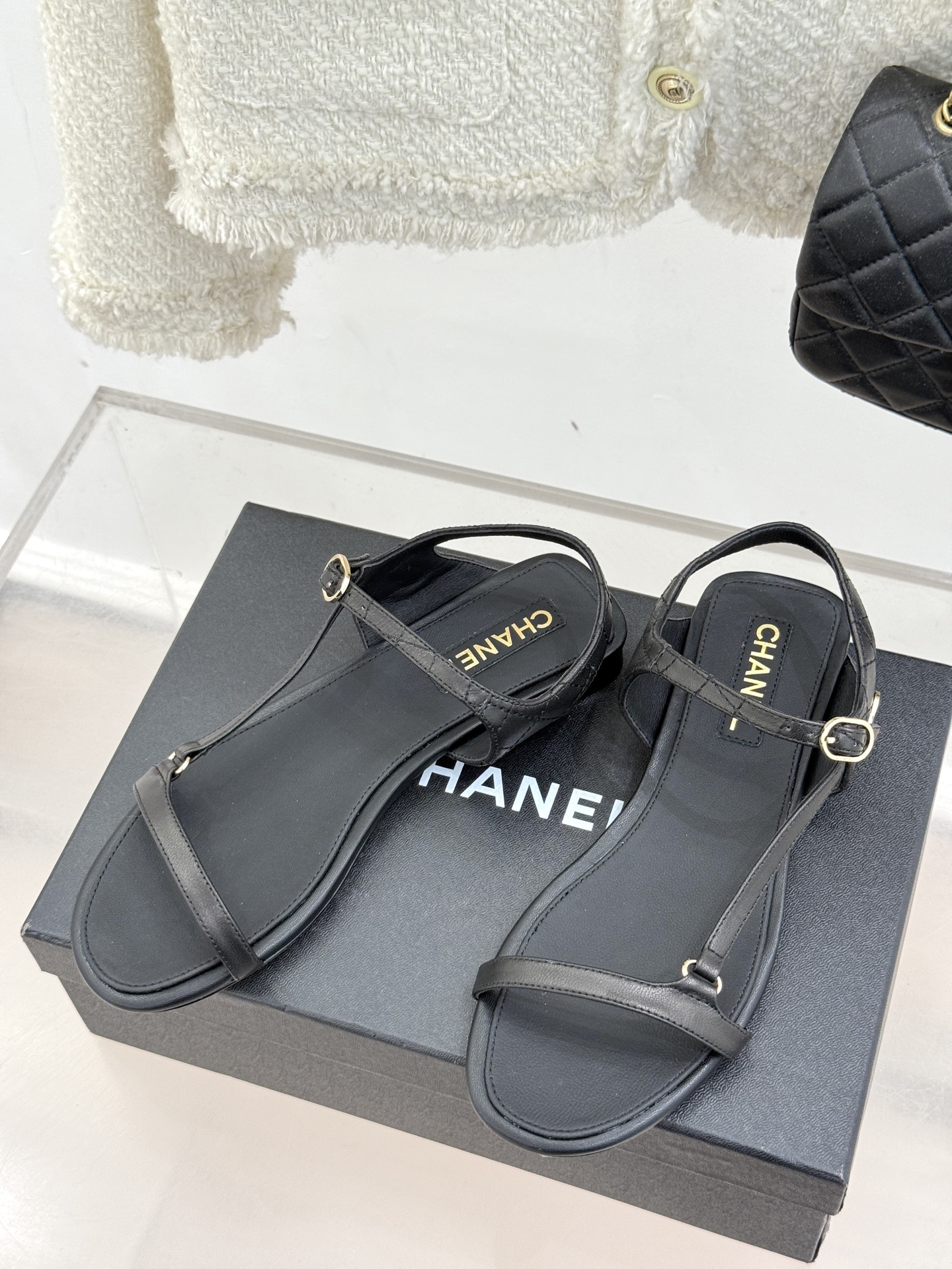 
CHANE*｜小香25。春夏新品
细带平底凉鞋
夏天一定要入的凉鞋系列
鞋面采用原版定制皮料
内里垫脚