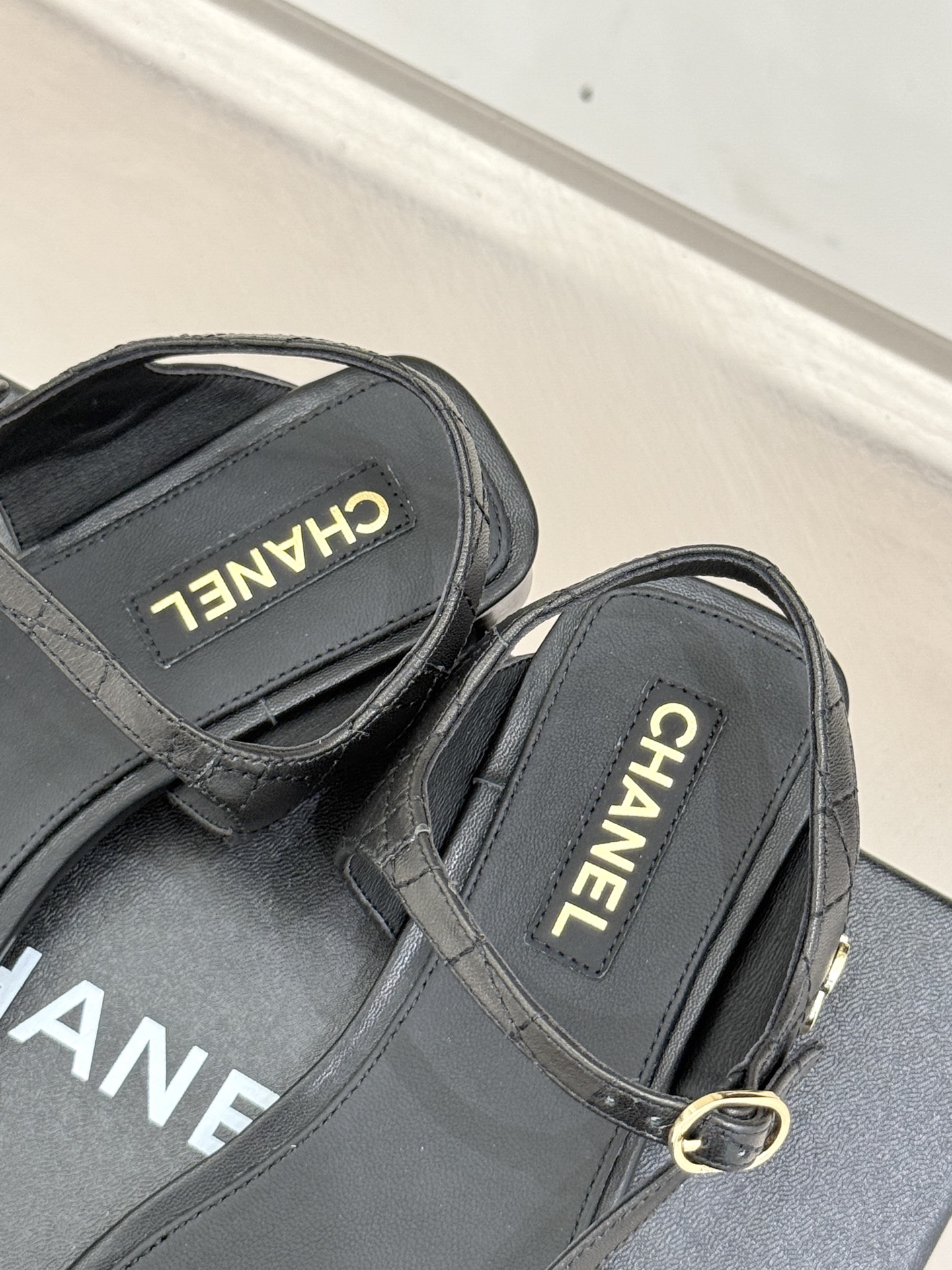 
CHANE*｜小香25。春夏新品
细带平底凉鞋
夏天一定要入的凉鞋系列
鞋面采用原版定制皮料
内里垫脚