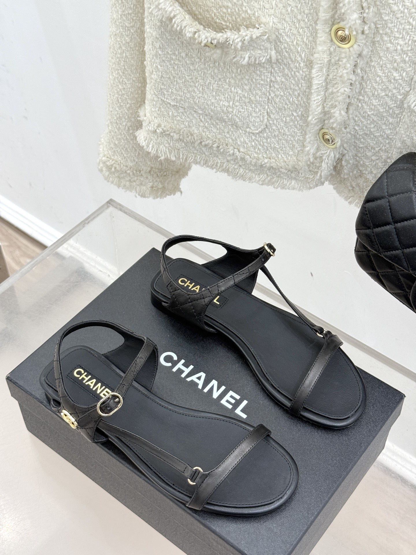 
CHANE*｜小香25。春夏新品
细带平底凉鞋
夏天一定要入的凉鞋系列
鞋面采用原版定制皮料
内里垫脚