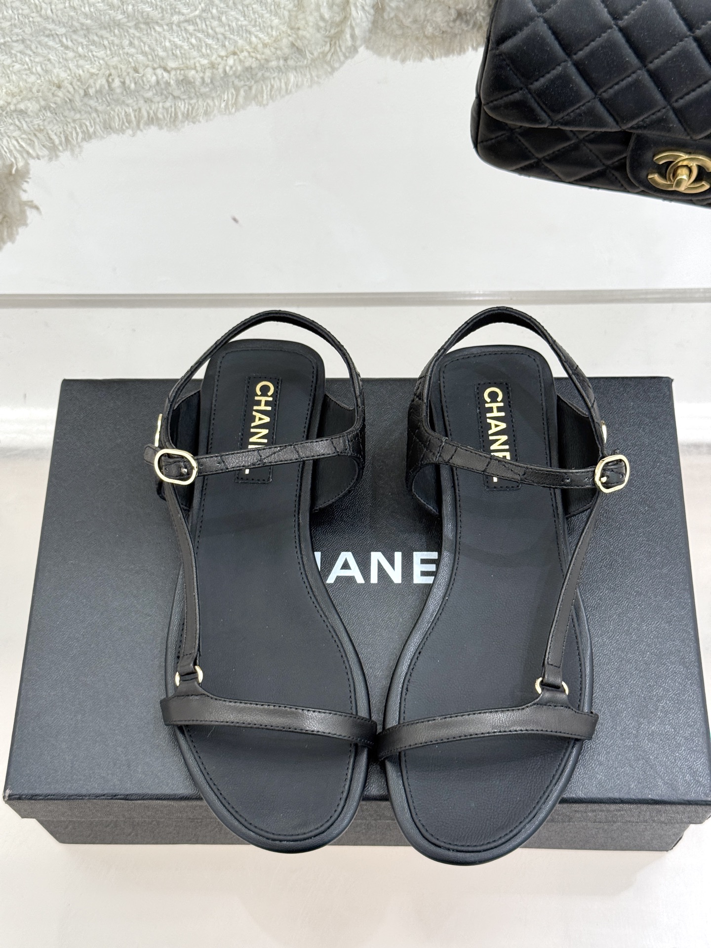
CHANE*｜小香25。春夏新品
细带平底凉鞋
夏天一定要入的凉鞋系列
鞋面采用原版定制皮料
内里垫脚