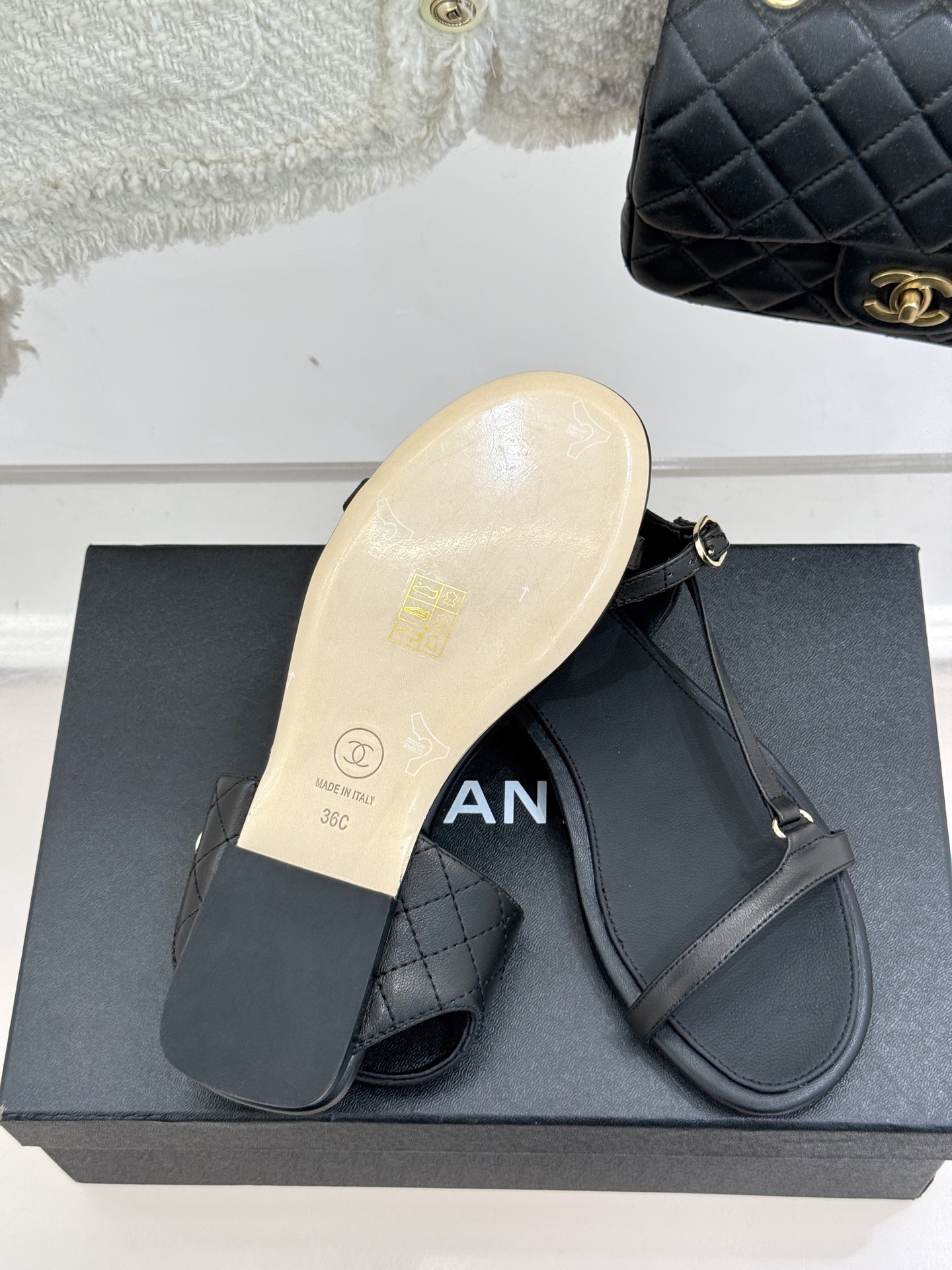 
CHANE*｜小香25。春夏新品
细带平底凉鞋
夏天一定要入的凉鞋系列
鞋面采用原版定制皮料
内里垫脚