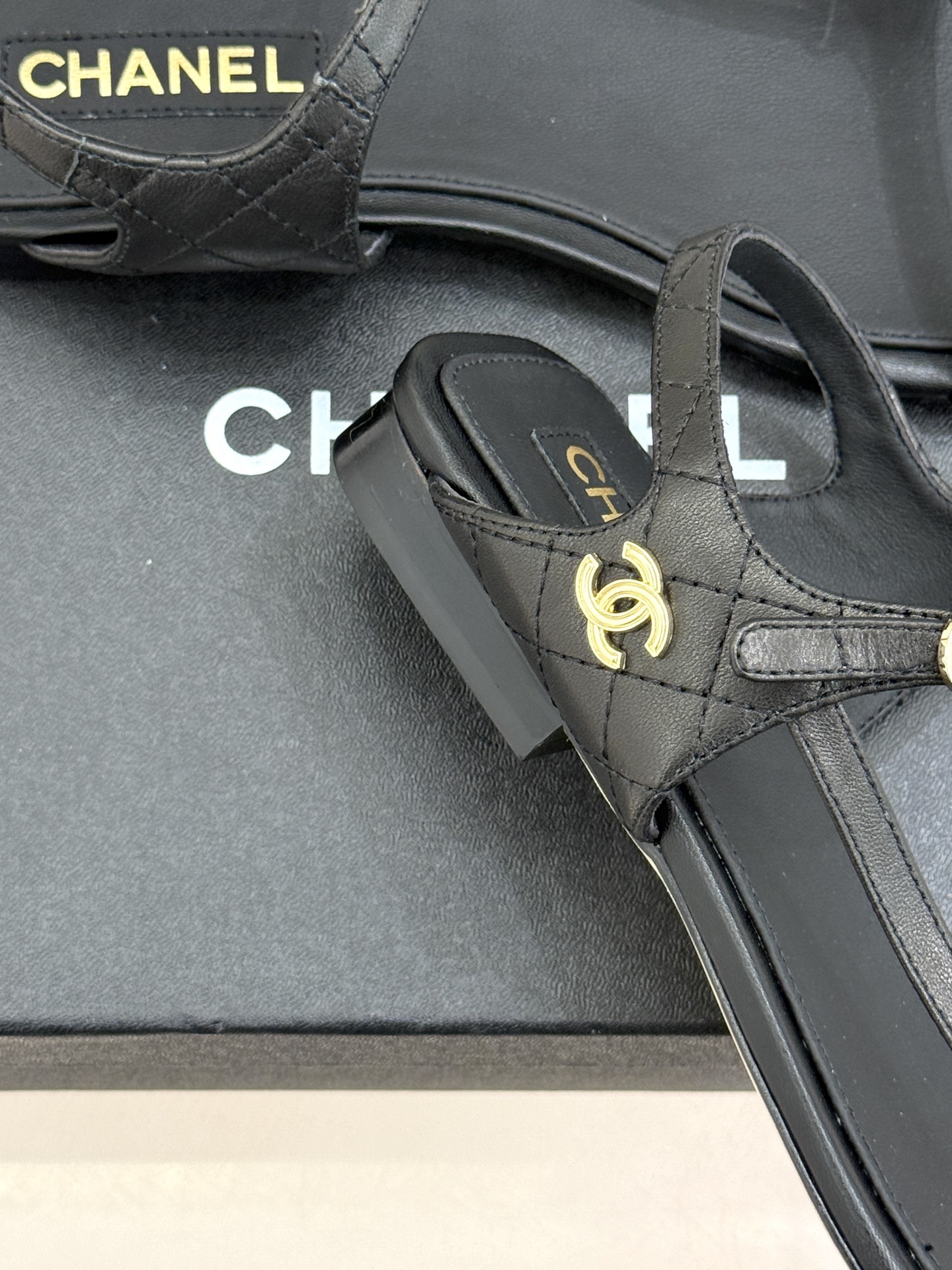 
CHANE*｜小香25。春夏新品
细带平底凉鞋
夏天一定要入的凉鞋系列
鞋面采用原版定制皮料
内里垫脚