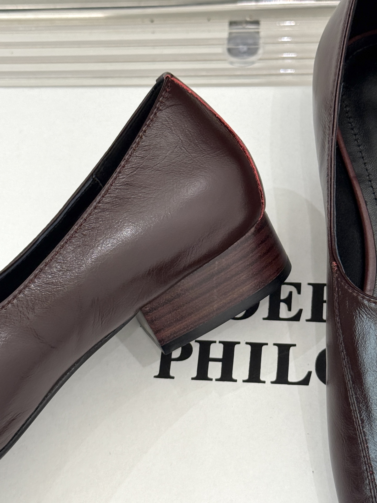 
phoebe 25ss新品单鞋
简约女王大女人风
简单的线条和低调的色彩
温柔硬朗的大女人风
面料采用