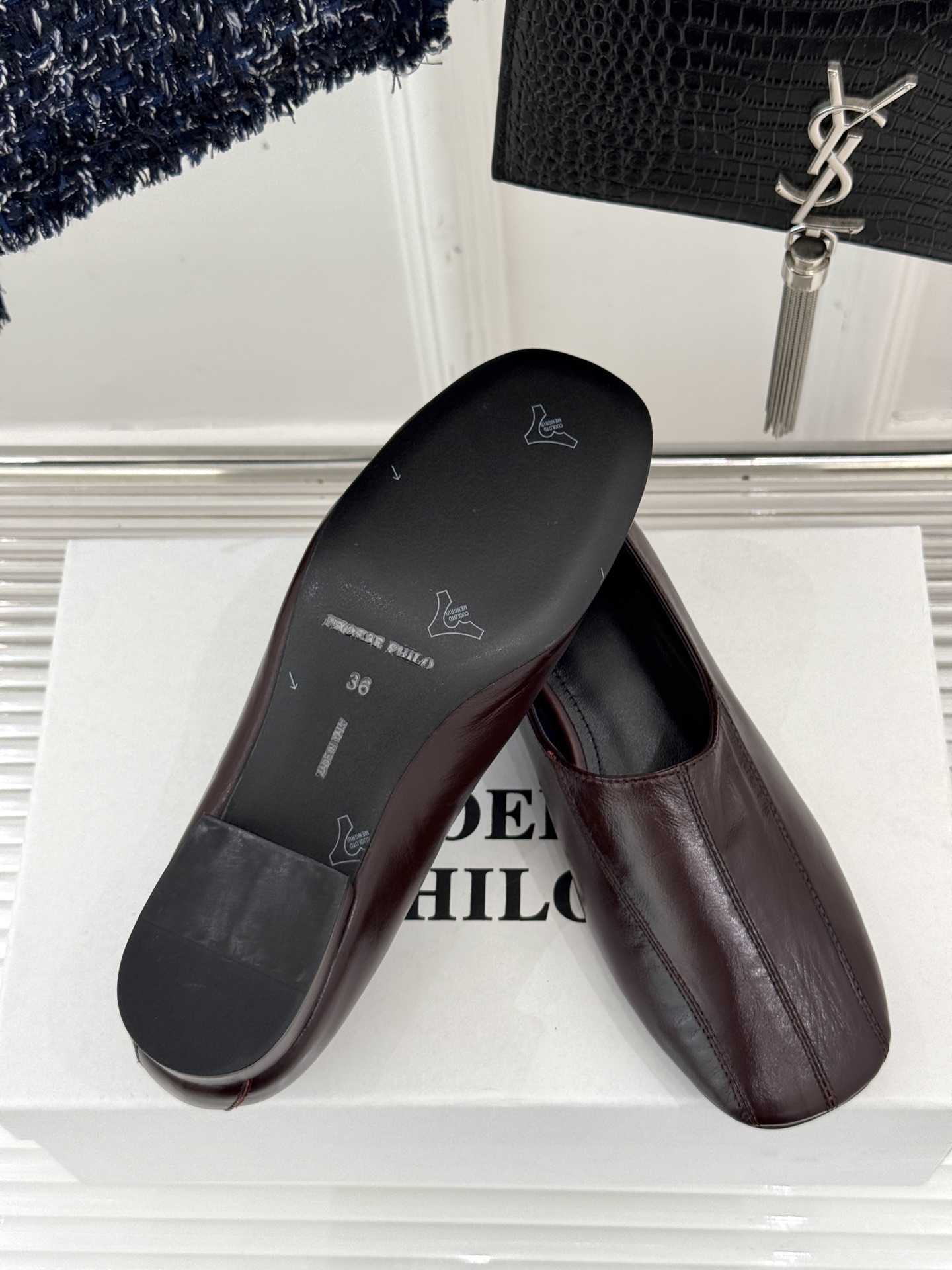 
phoebe 25ss新品单鞋
简约女王大女人风
简单的线条和低调的色彩
温柔硬朗的大女人风
面料采用
