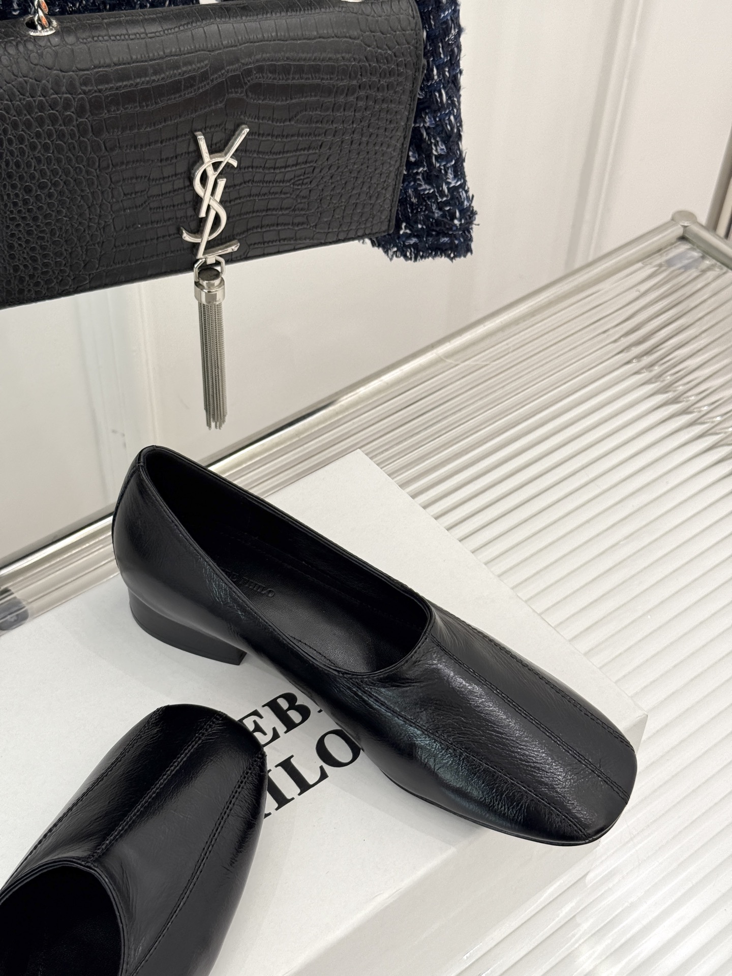 
phoebe 25ss新品单鞋
简约女王大女人风
简单的线条和低调的色彩
温柔硬朗的大女人风
面料采用