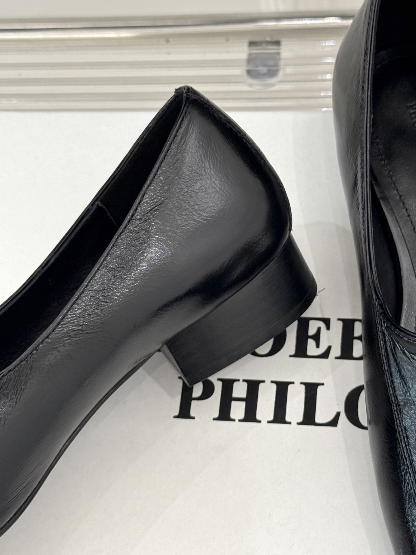 
phoebe 25ss新品单鞋
简约女王大女人风
简单的线条和低调的色彩
温柔硬朗的大女人风
面料采用