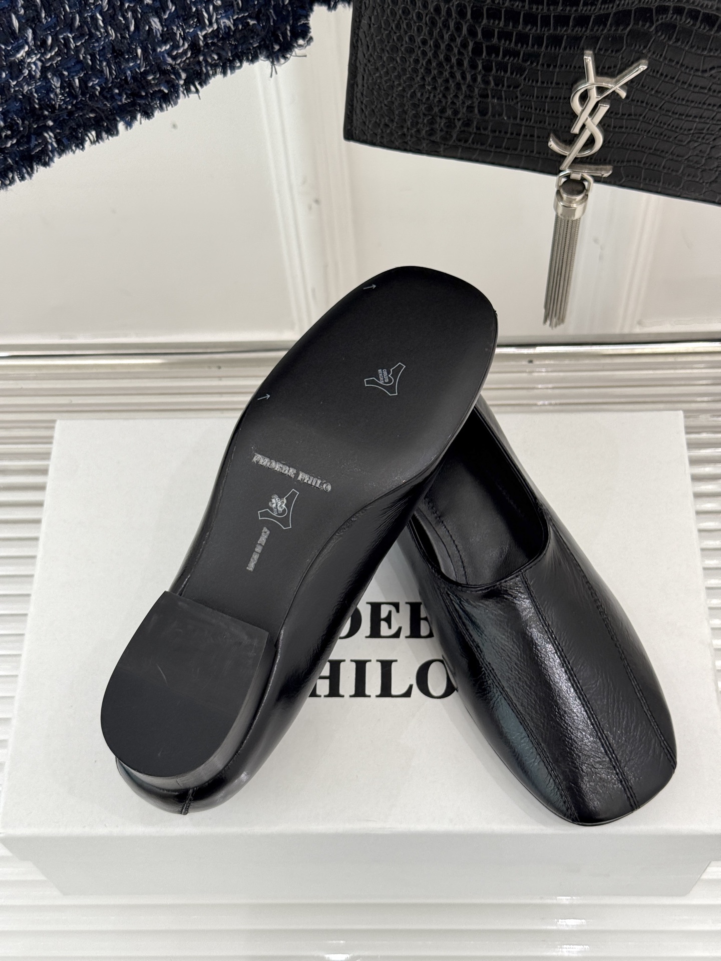 
phoebe 25ss新品单鞋
简约女王大女人风
简单的线条和低调的色彩
温柔硬朗的大女人风
面料采用