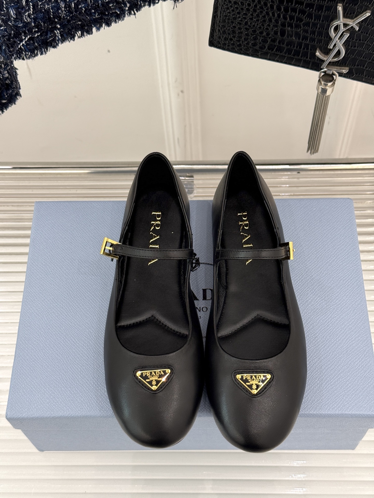 
phoebe 25ss新品单鞋
简约女王大女人风
简单的线条和低调的色彩
温柔硬朗的大女人风
面料采用