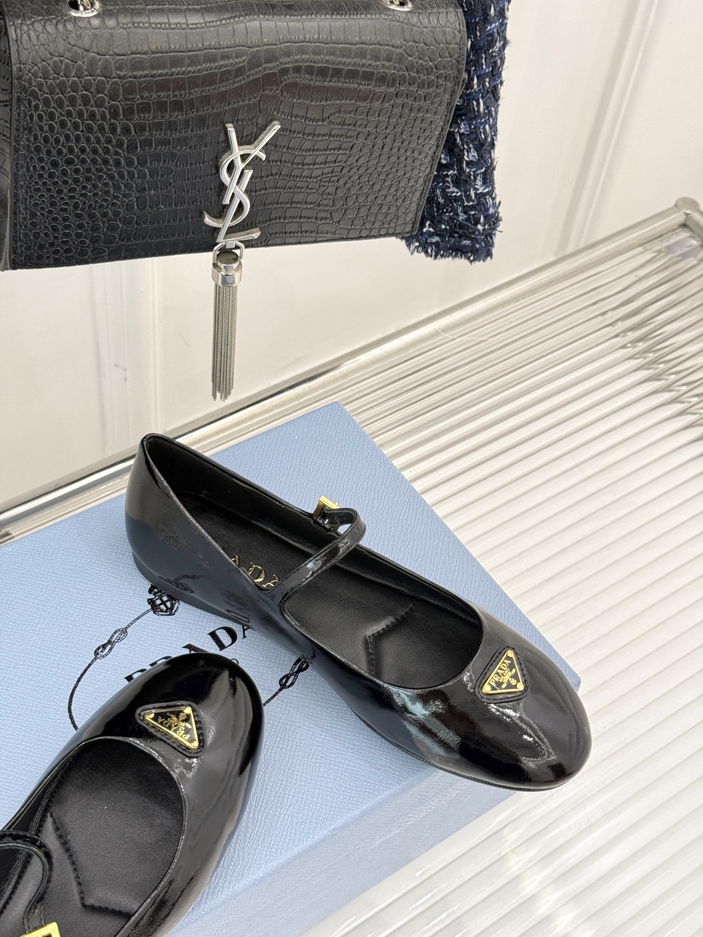 
phoebe 25ss新品单鞋
简约女王大女人风
简单的线条和低调的色彩
温柔硬朗的大女人风
面料采用