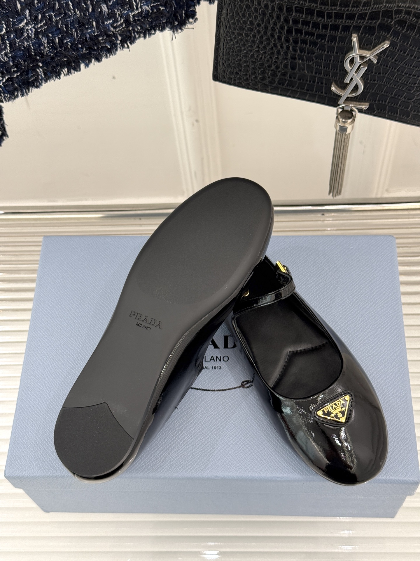 
phoebe 25ss新品单鞋
简约女王大女人风
简单的线条和低调的色彩
温柔硬朗的大女人风
面料采用