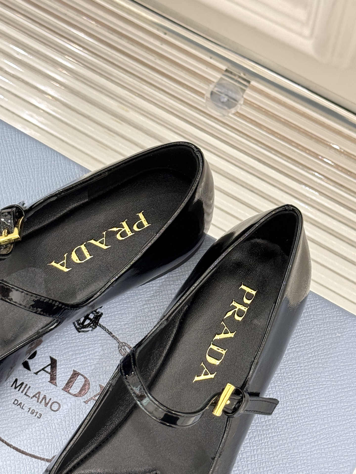 
phoebe 25ss新品单鞋
简约女王大女人风
简单的线条和低调的色彩
温柔硬朗的大女人风
面料采用
