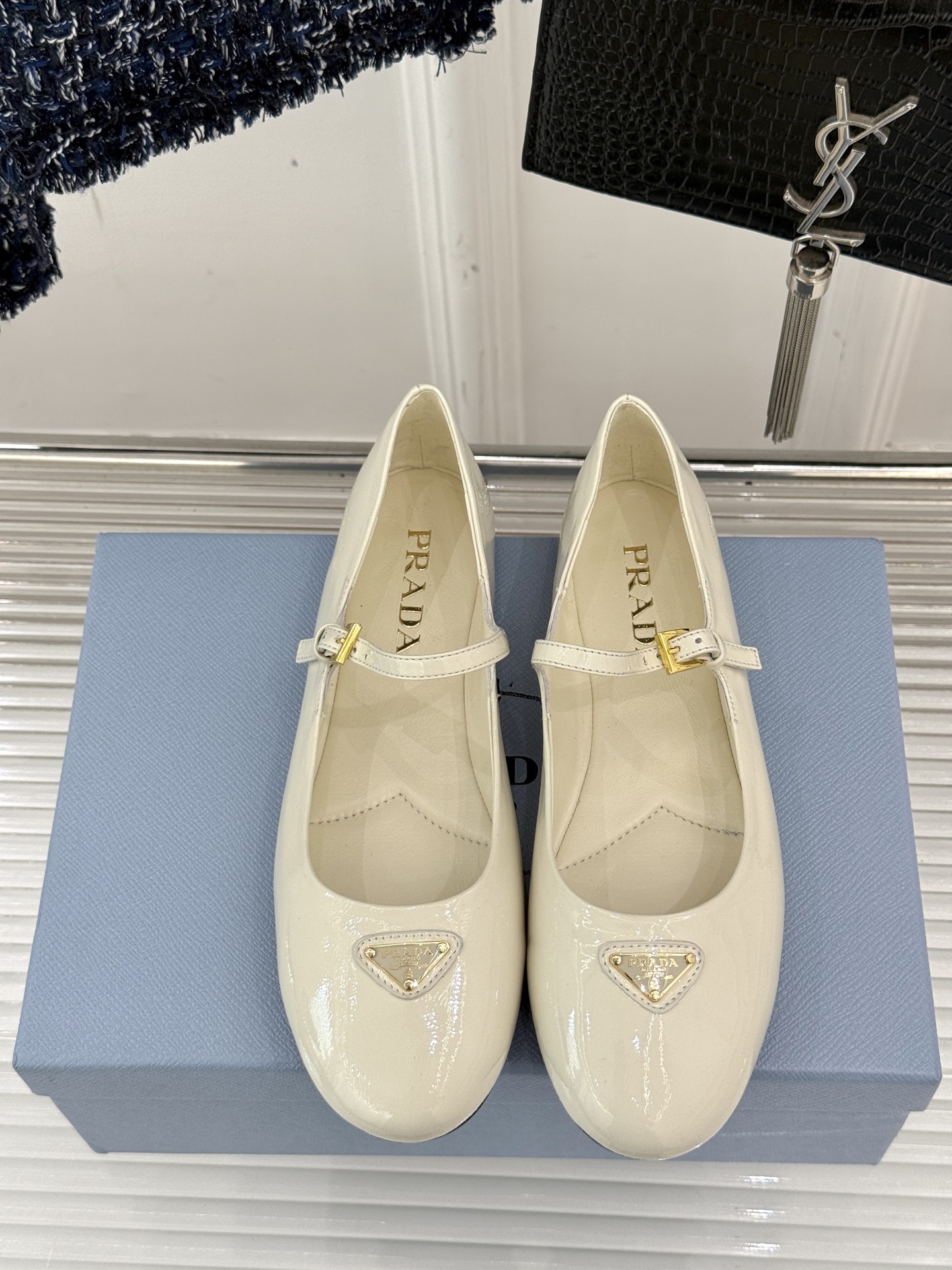 
phoebe 25ss新品单鞋
简约女王大女人风
简单的线条和低调的色彩
温柔硬朗的大女人风
面料采用