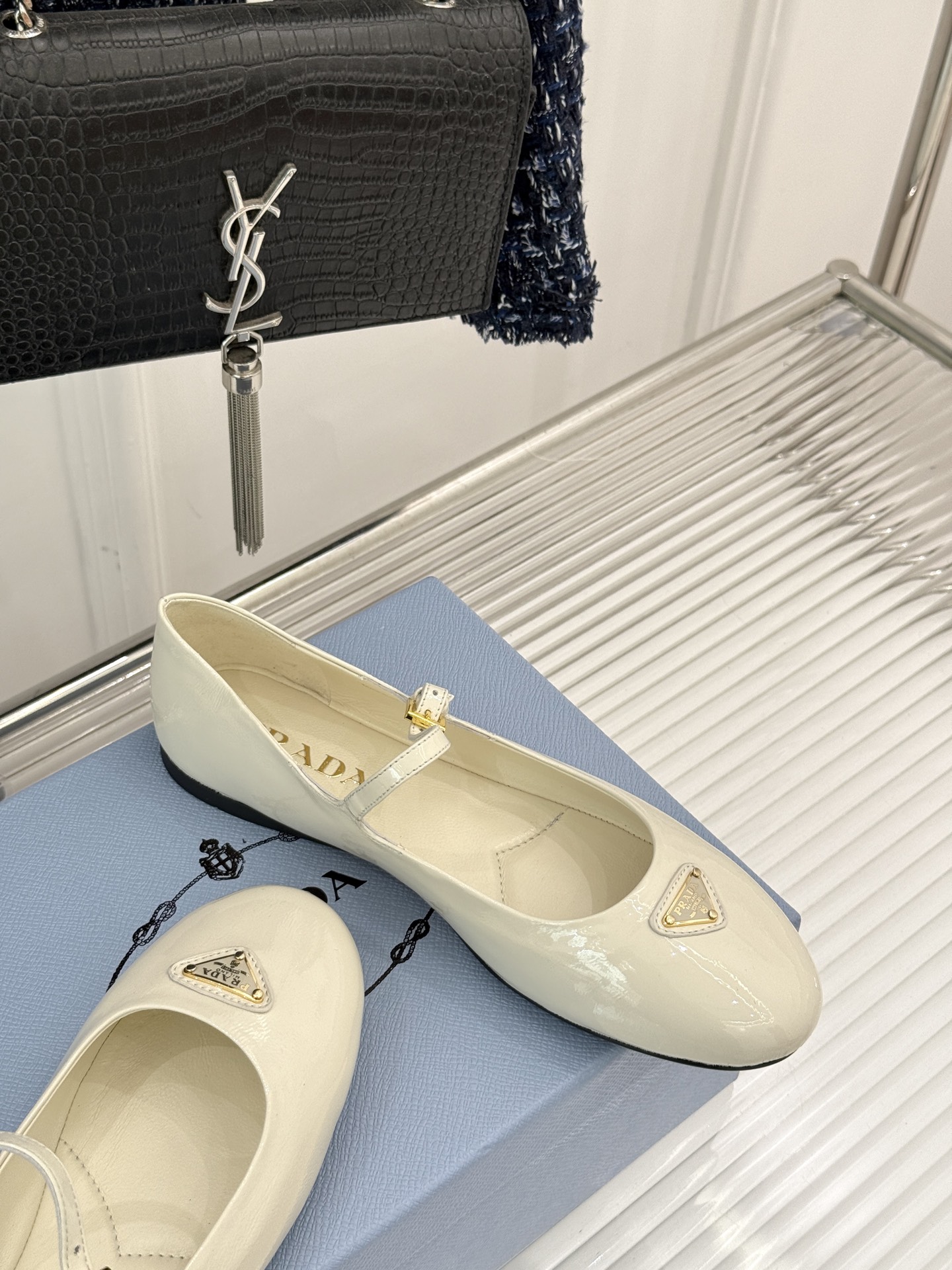 
phoebe 25ss新品单鞋
简约女王大女人风
简单的线条和低调的色彩
温柔硬朗的大女人风
面料采用