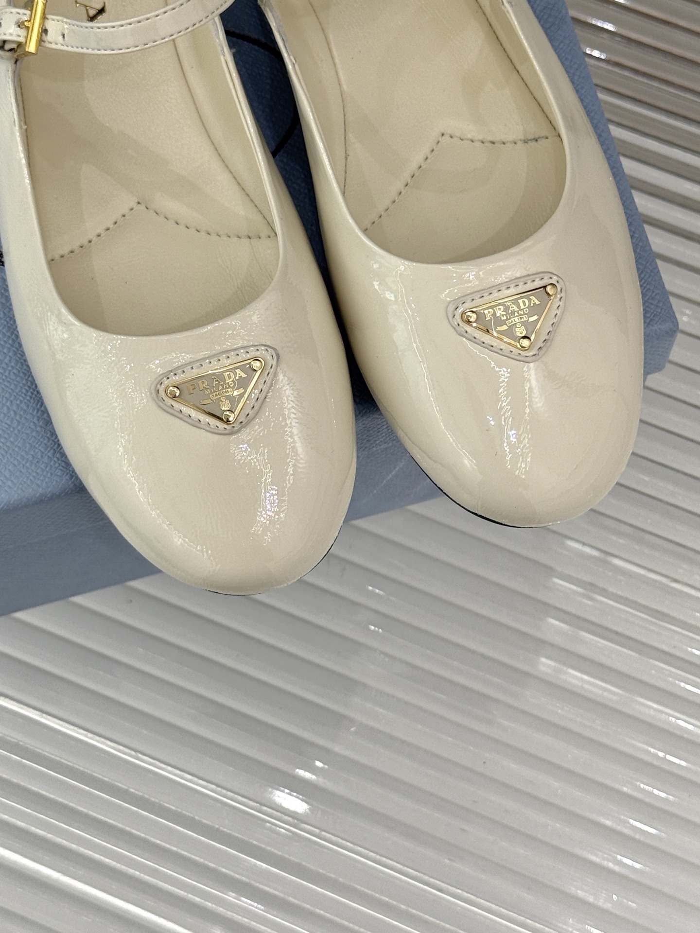 
phoebe 25ss新品单鞋
简约女王大女人风
简单的线条和低调的色彩
温柔硬朗的大女人风
面料采用