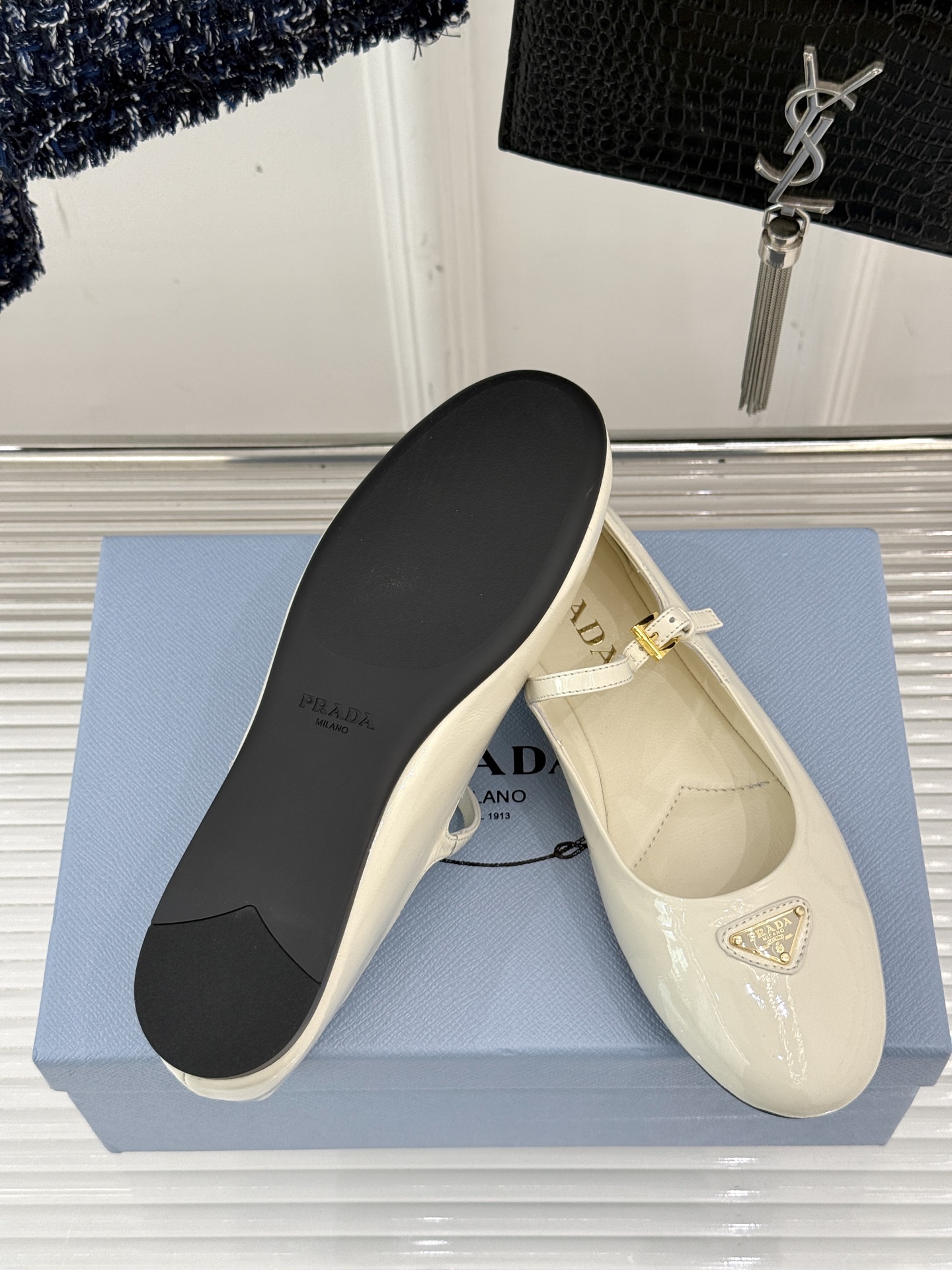 
phoebe 25ss新品单鞋
简约女王大女人风
简单的线条和低调的色彩
温柔硬朗的大女人风
面料采用