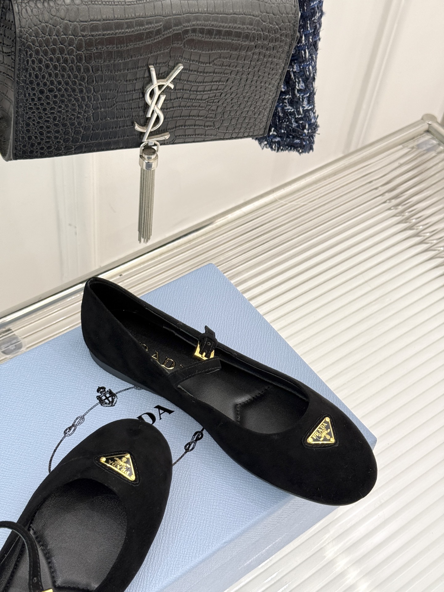 
phoebe 25ss新品单鞋
简约女王大女人风
简单的线条和低调的色彩
温柔硬朗的大女人风
面料采用