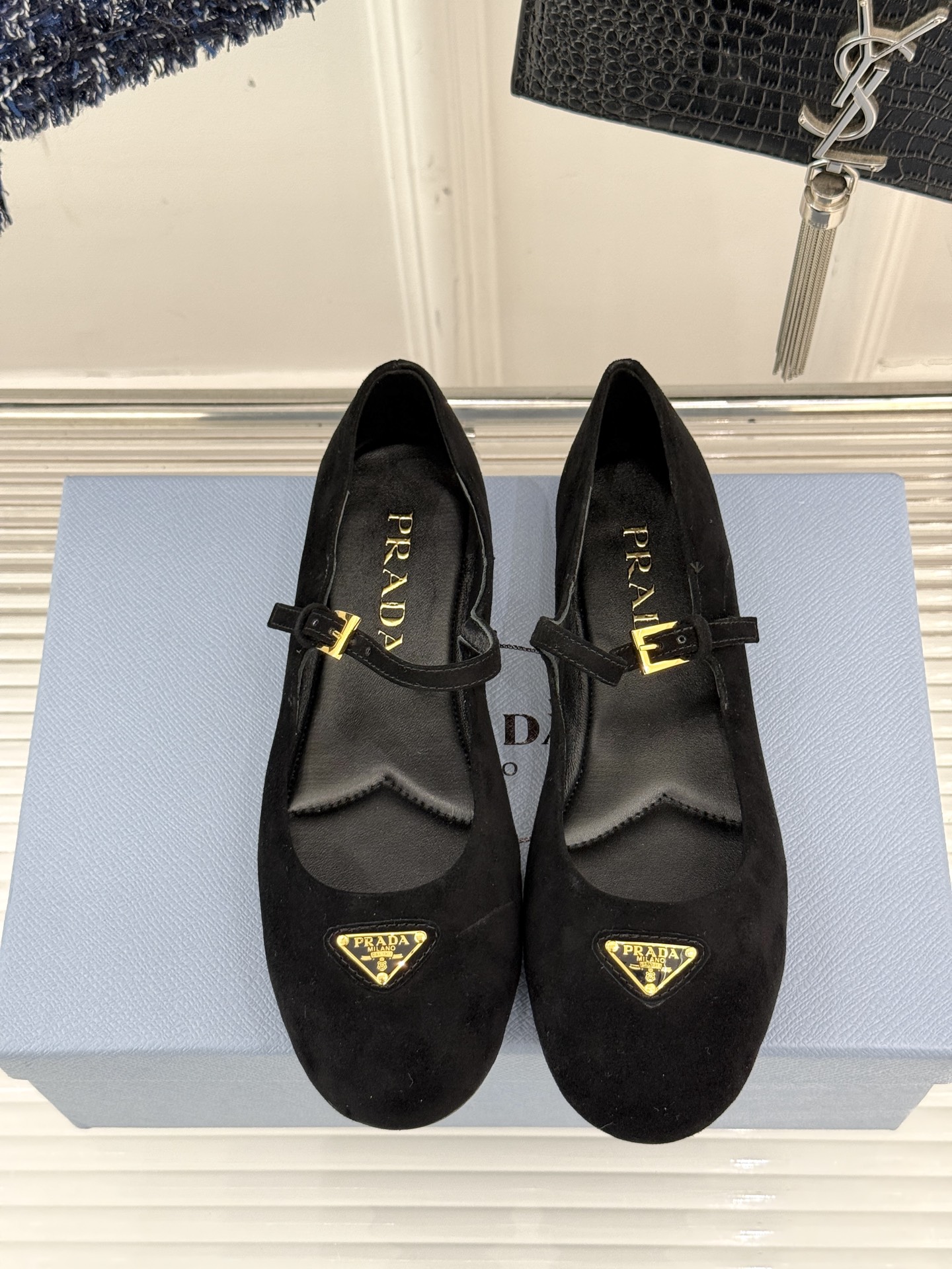 
phoebe 25ss新品单鞋
简约女王大女人风
简单的线条和低调的色彩
温柔硬朗的大女人风
面料采用