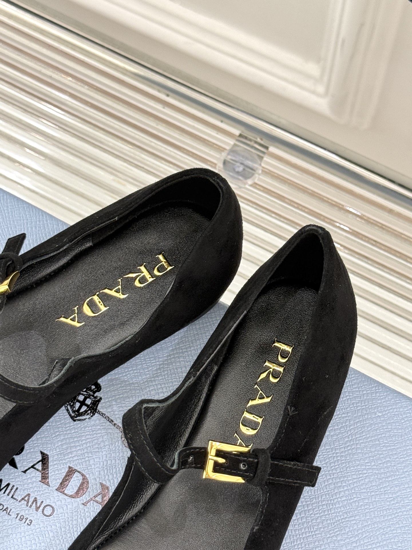 
phoebe 25ss新品单鞋
简约女王大女人风
简单的线条和低调的色彩
温柔硬朗的大女人风
面料采用