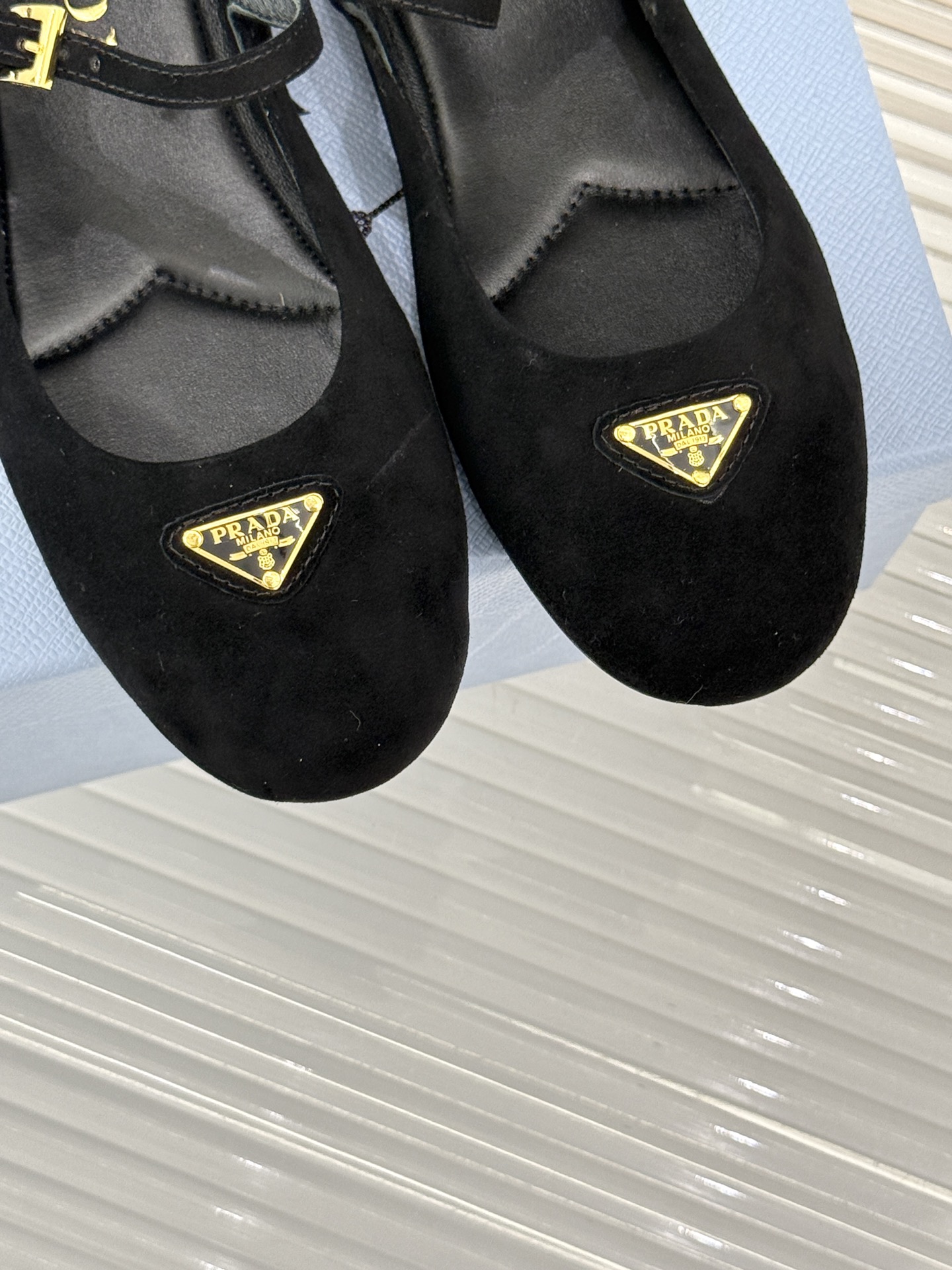
phoebe 25ss新品单鞋
简约女王大女人风
简单的线条和低调的色彩
温柔硬朗的大女人风
面料采用