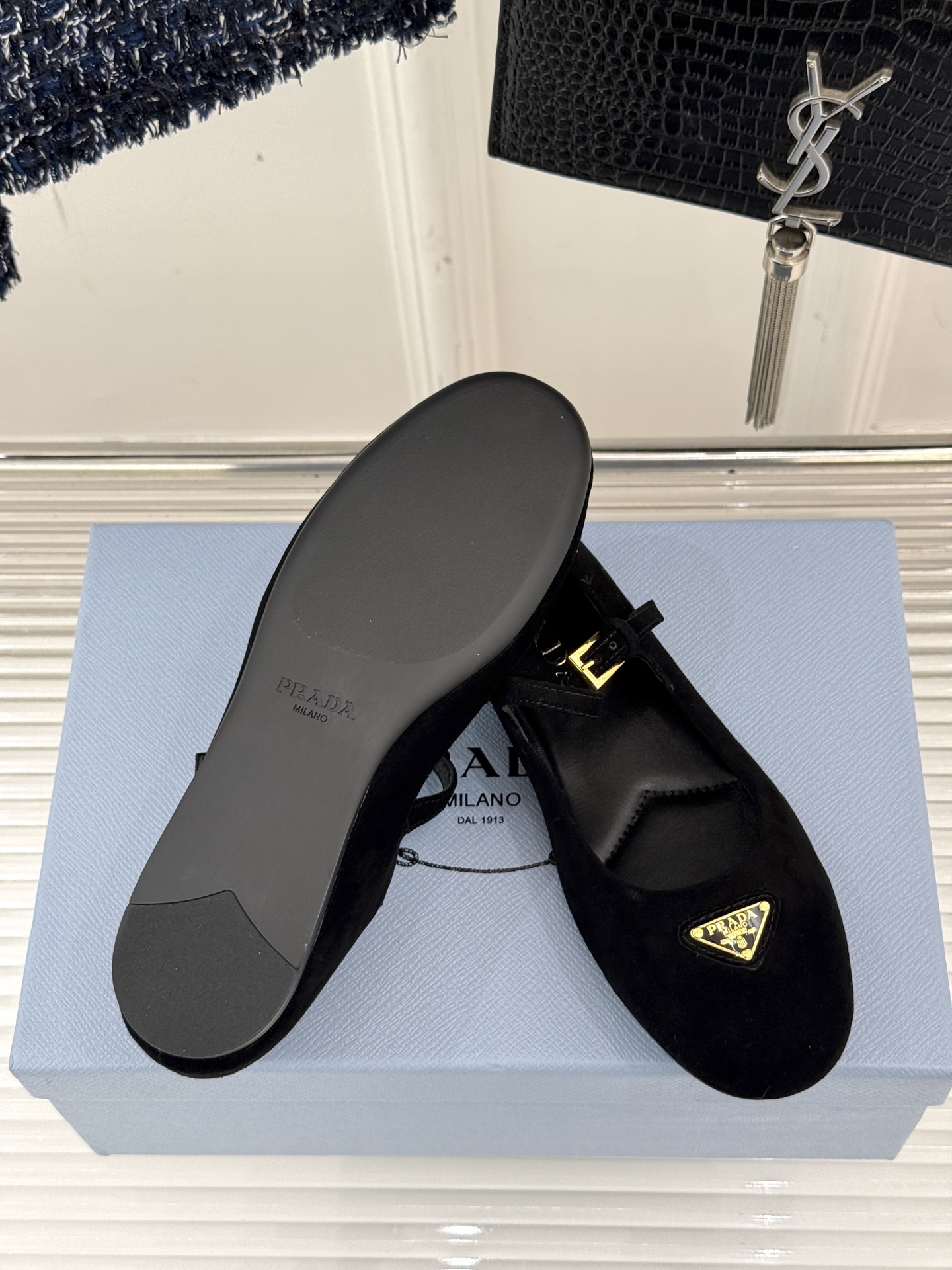 
phoebe 25ss新品单鞋
简约女王大女人风
简单的线条和低调的色彩
温柔硬朗的大女人风
面料采用