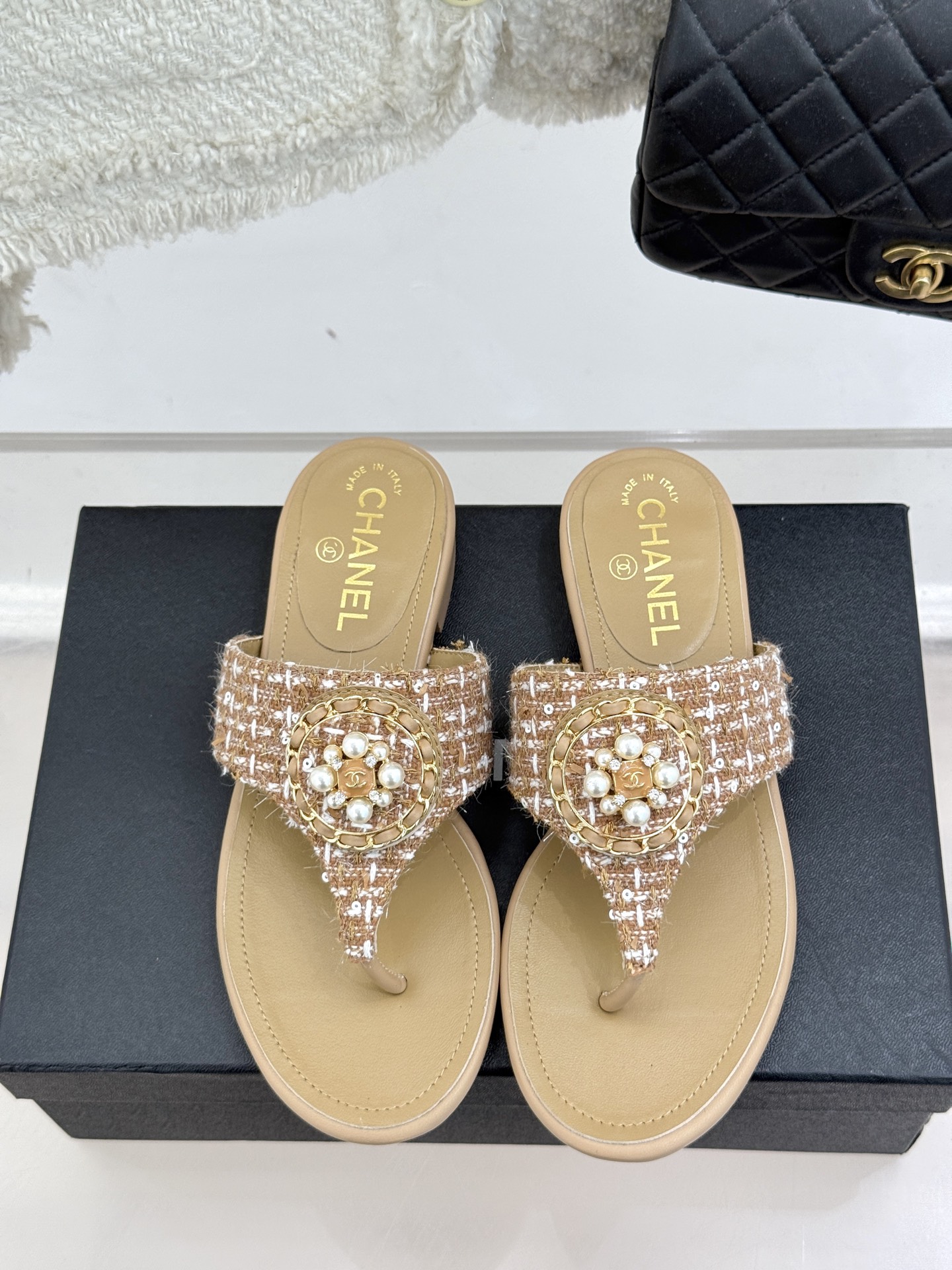 
CHANE*｜小香25。春夏新品
双C链条珍珠平底拖鞋
夏天的人字拖莫名让人感到自由
链条搭配珍珠 太