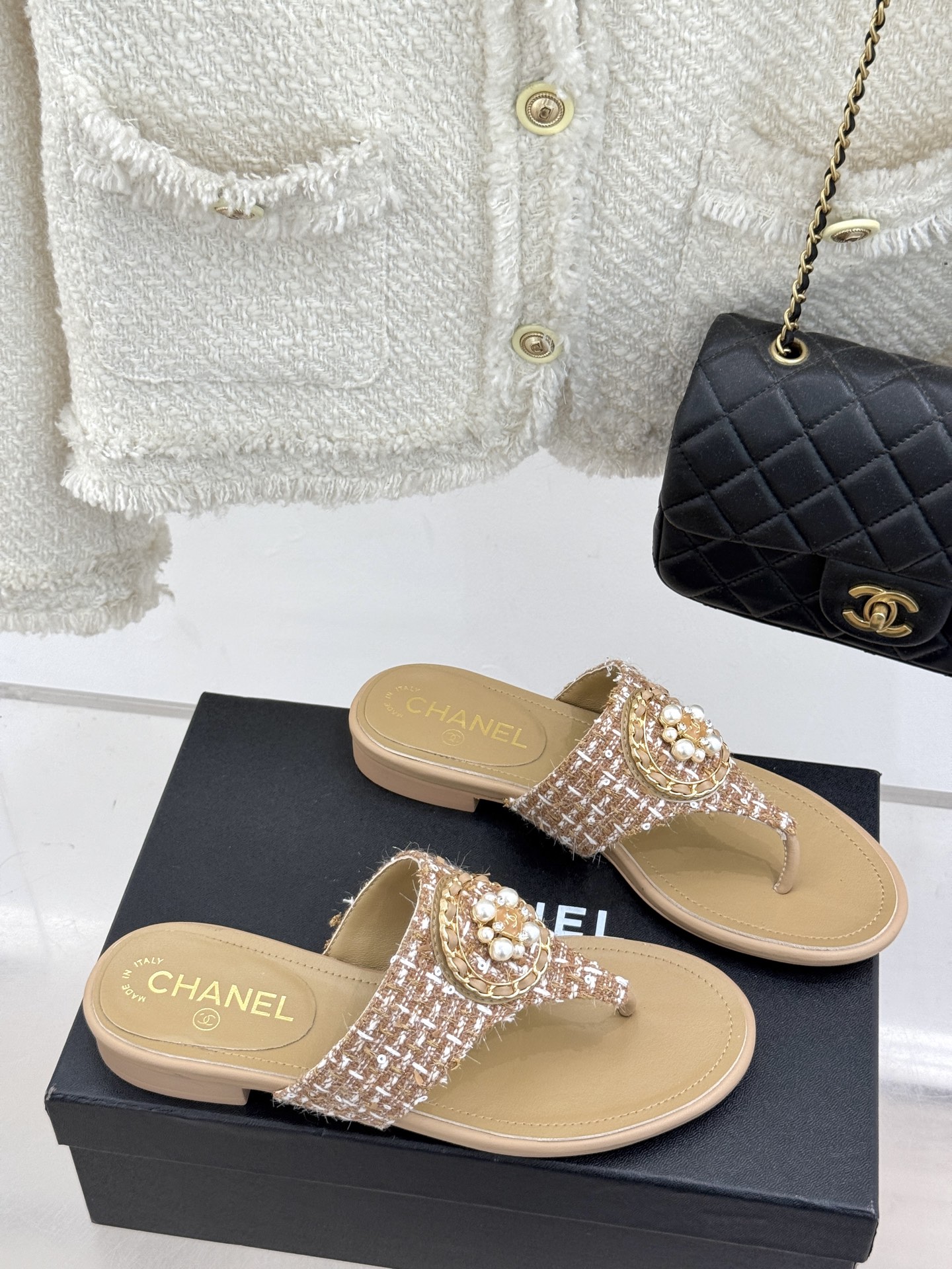 
CHANE*｜小香25。春夏新品
双C链条珍珠平底拖鞋
夏天的人字拖莫名让人感到自由
链条搭配珍珠 太