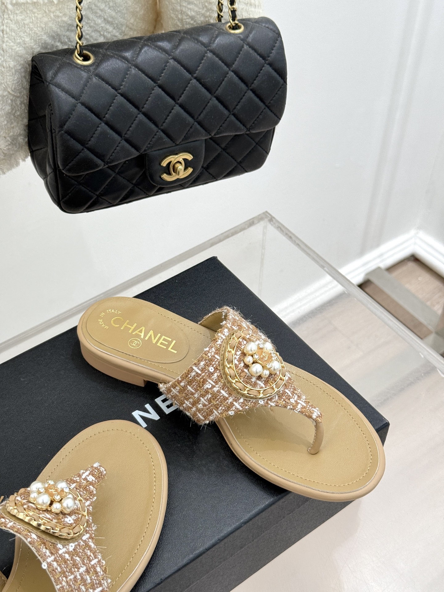 
CHANE*｜小香25。春夏新品
双C链条珍珠平底拖鞋
夏天的人字拖莫名让人感到自由
链条搭配珍珠 太