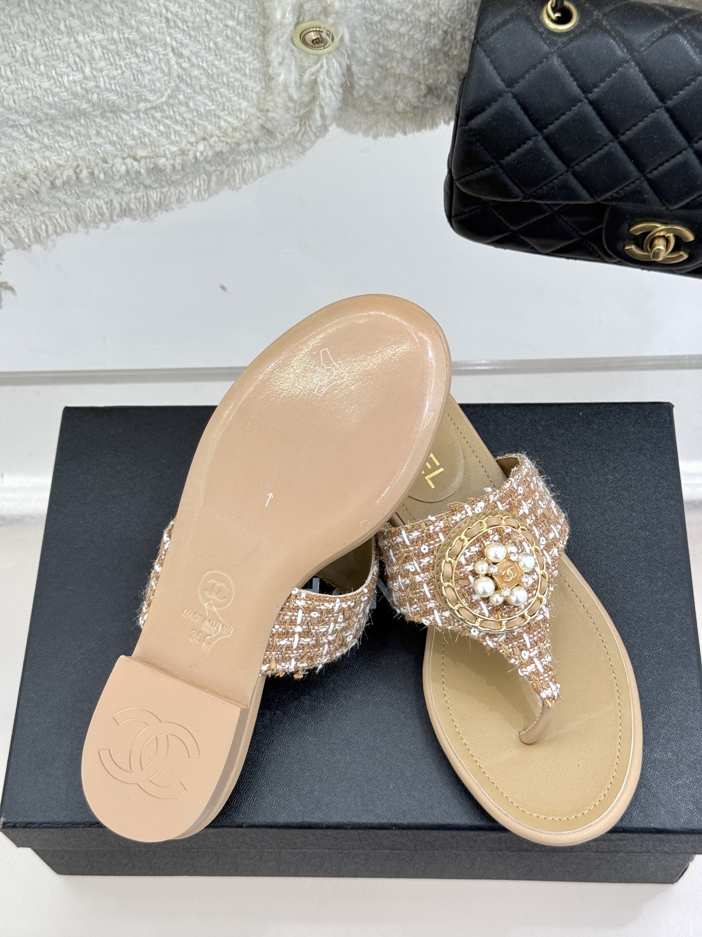
CHANE*｜小香25。春夏新品
双C链条珍珠平底拖鞋
夏天的人字拖莫名让人感到自由
链条搭配珍珠 太