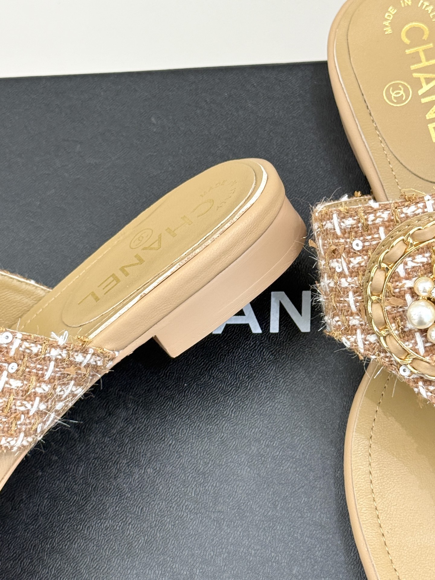 
CHANE*｜小香25。春夏新品
双C链条珍珠平底拖鞋
夏天的人字拖莫名让人感到自由
链条搭配珍珠 太