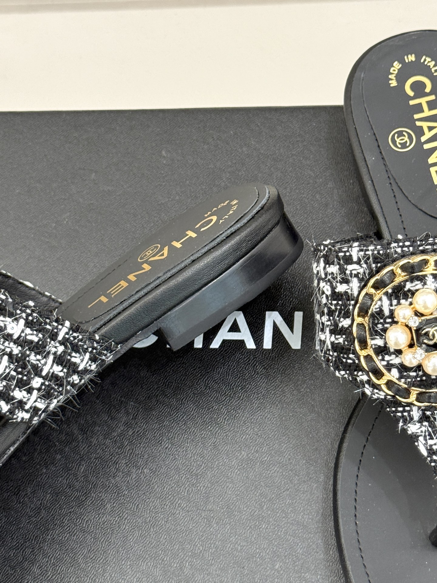 
CHANE*｜小香25。春夏新品
双C链条珍珠平底拖鞋
夏天的人字拖莫名让人感到自由
链条搭配珍珠 太