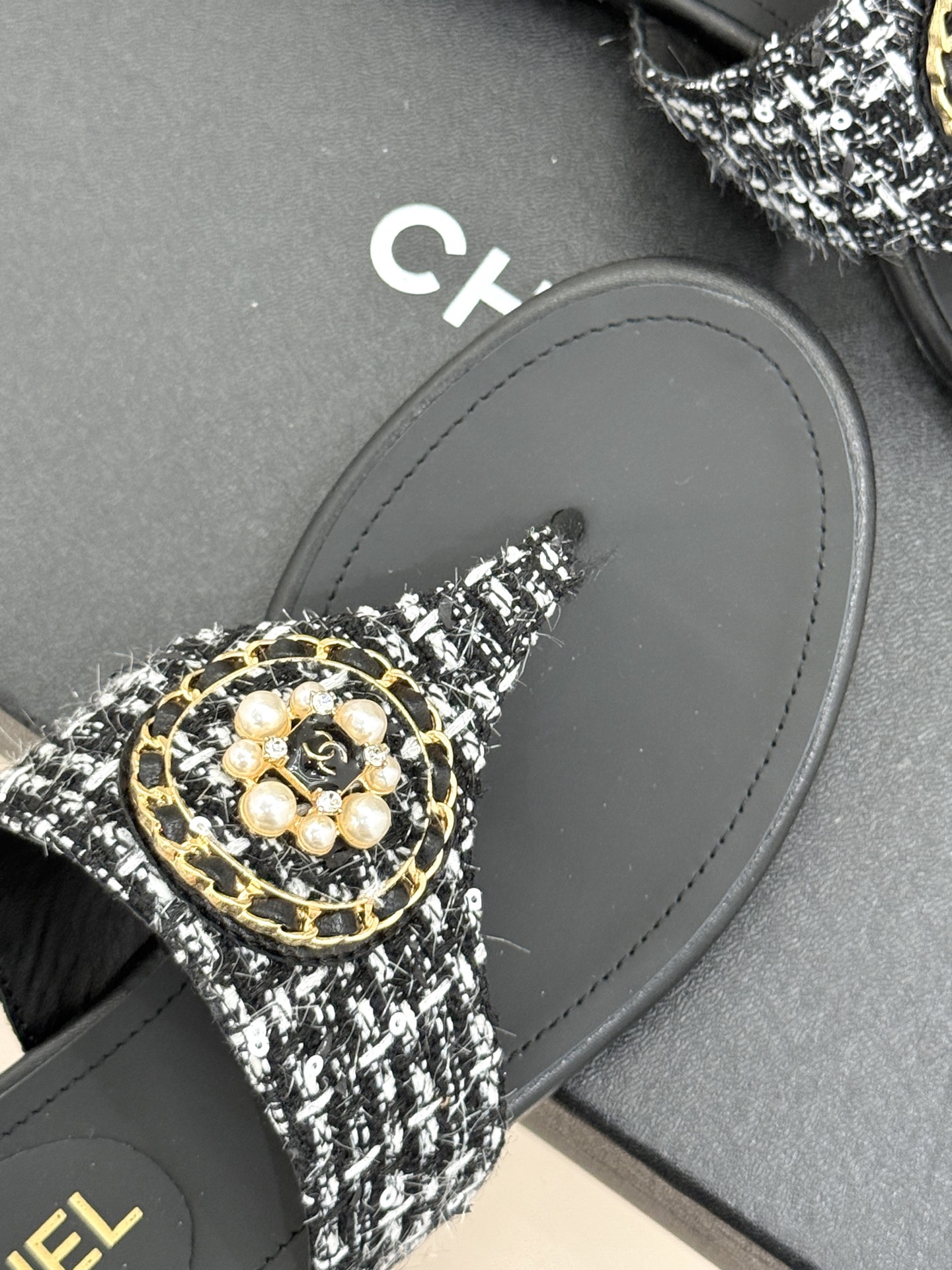 
CHANE*｜小香25。春夏新品
双C链条珍珠平底拖鞋
夏天的人字拖莫名让人感到自由
链条搭配珍珠 太