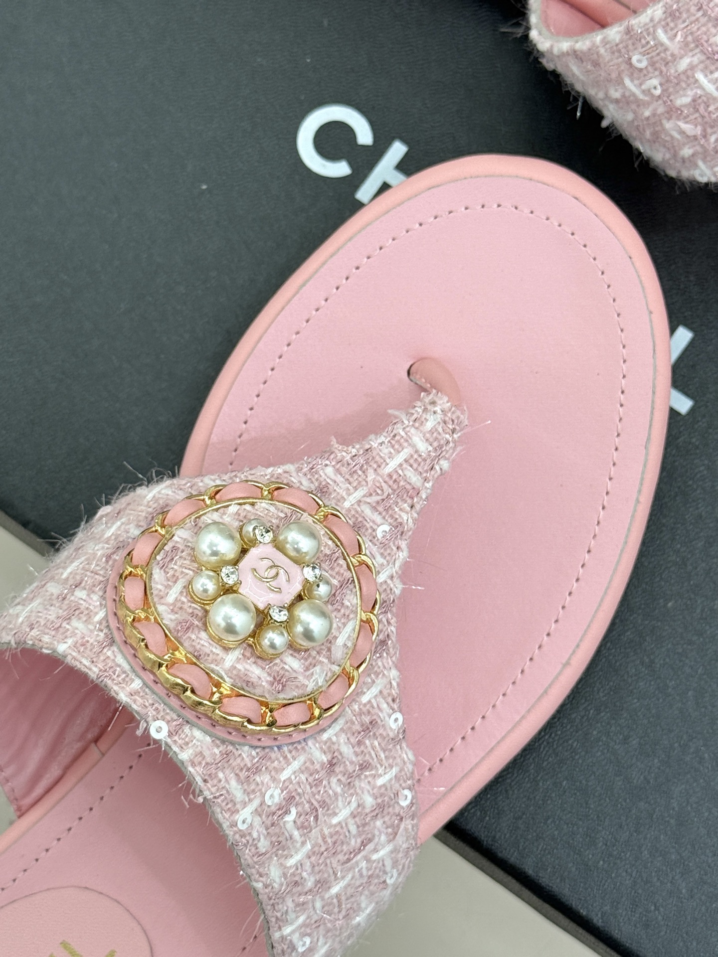 
CHANE*｜小香25。春夏新品
双C链条珍珠平底拖鞋
夏天的人字拖莫名让人感到自由
链条搭配珍珠 太