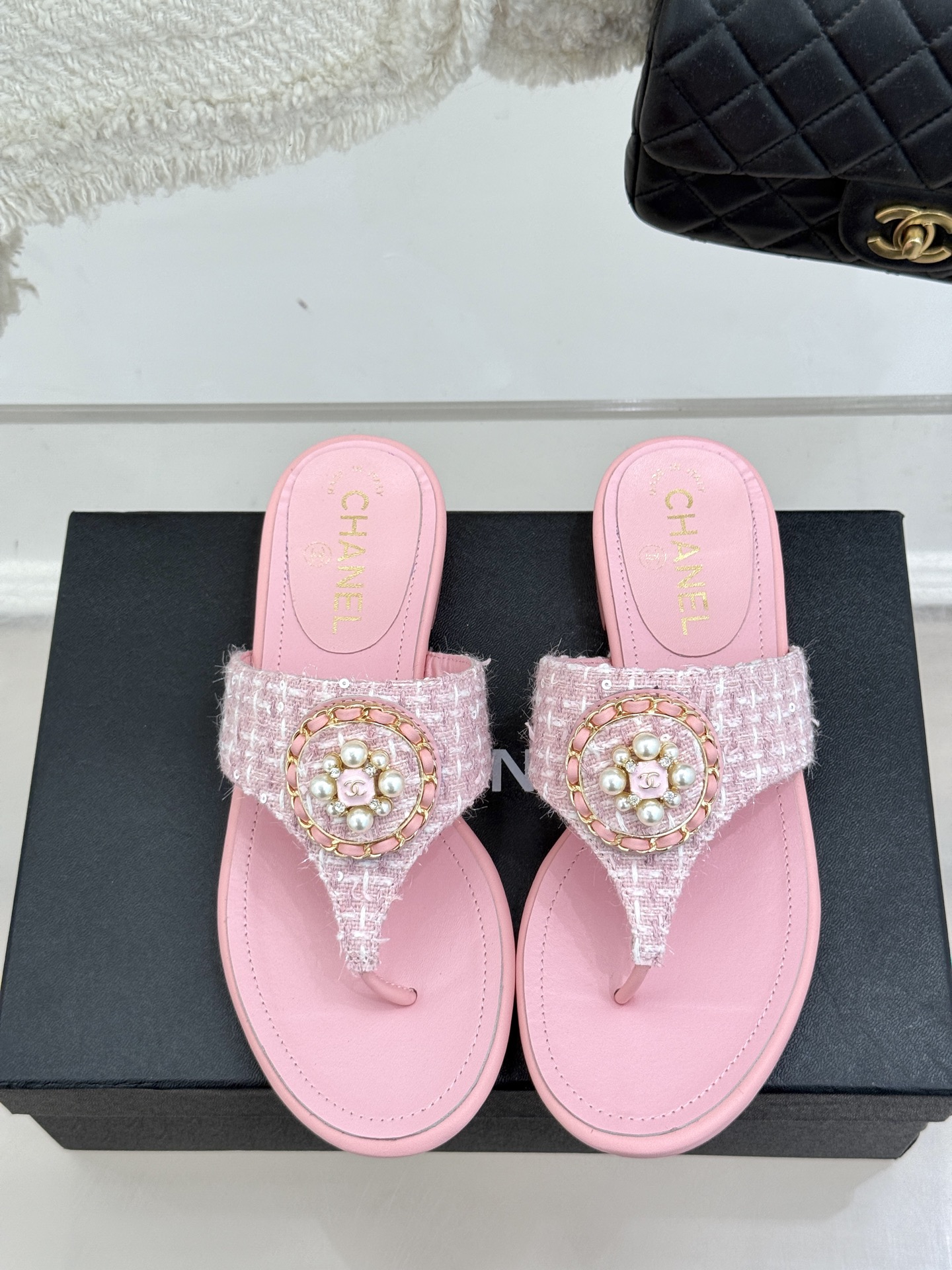 
CHANE*｜小香25。春夏新品
双C链条珍珠平底拖鞋
夏天的人字拖莫名让人感到自由
链条搭配珍珠 太