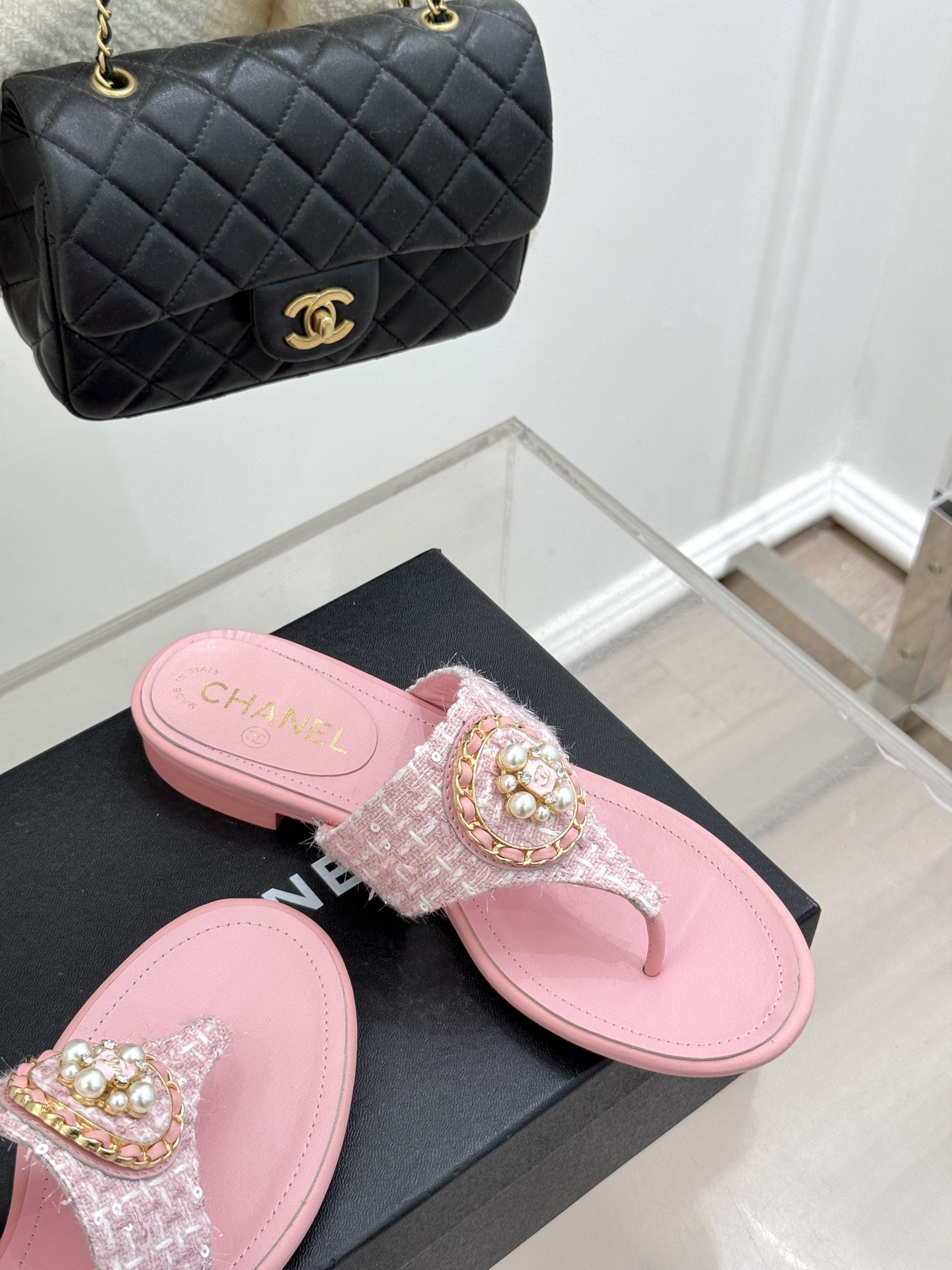 
CHANE*｜小香25。春夏新品
双C链条珍珠平底拖鞋
夏天的人字拖莫名让人感到自由
链条搭配珍珠 太
