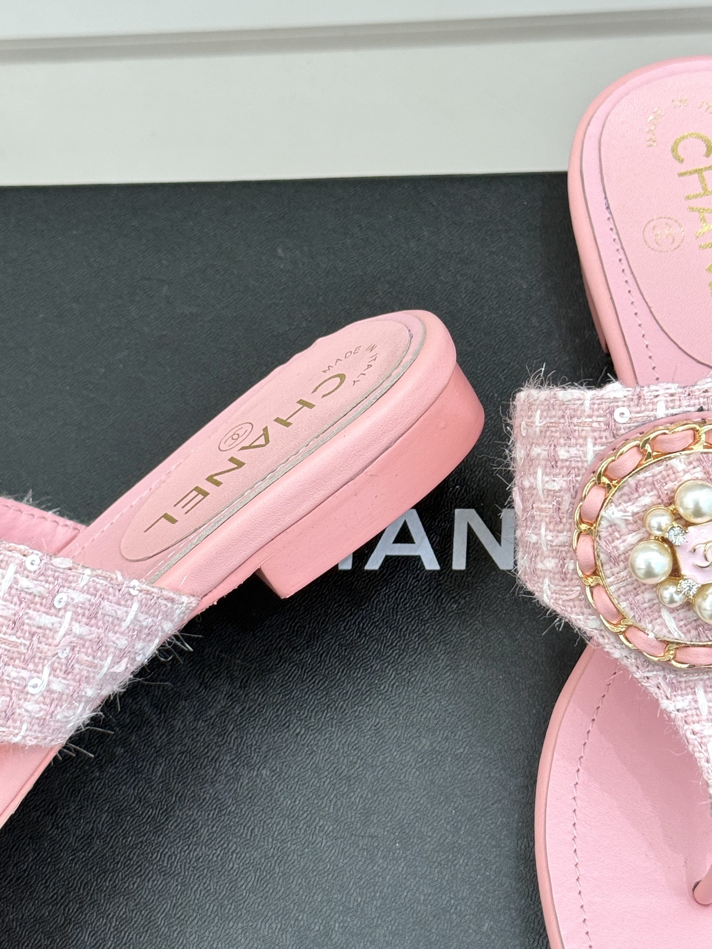 
CHANE*｜小香25。春夏新品
双C链条珍珠平底拖鞋
夏天的人字拖莫名让人感到自由
链条搭配珍珠 太
