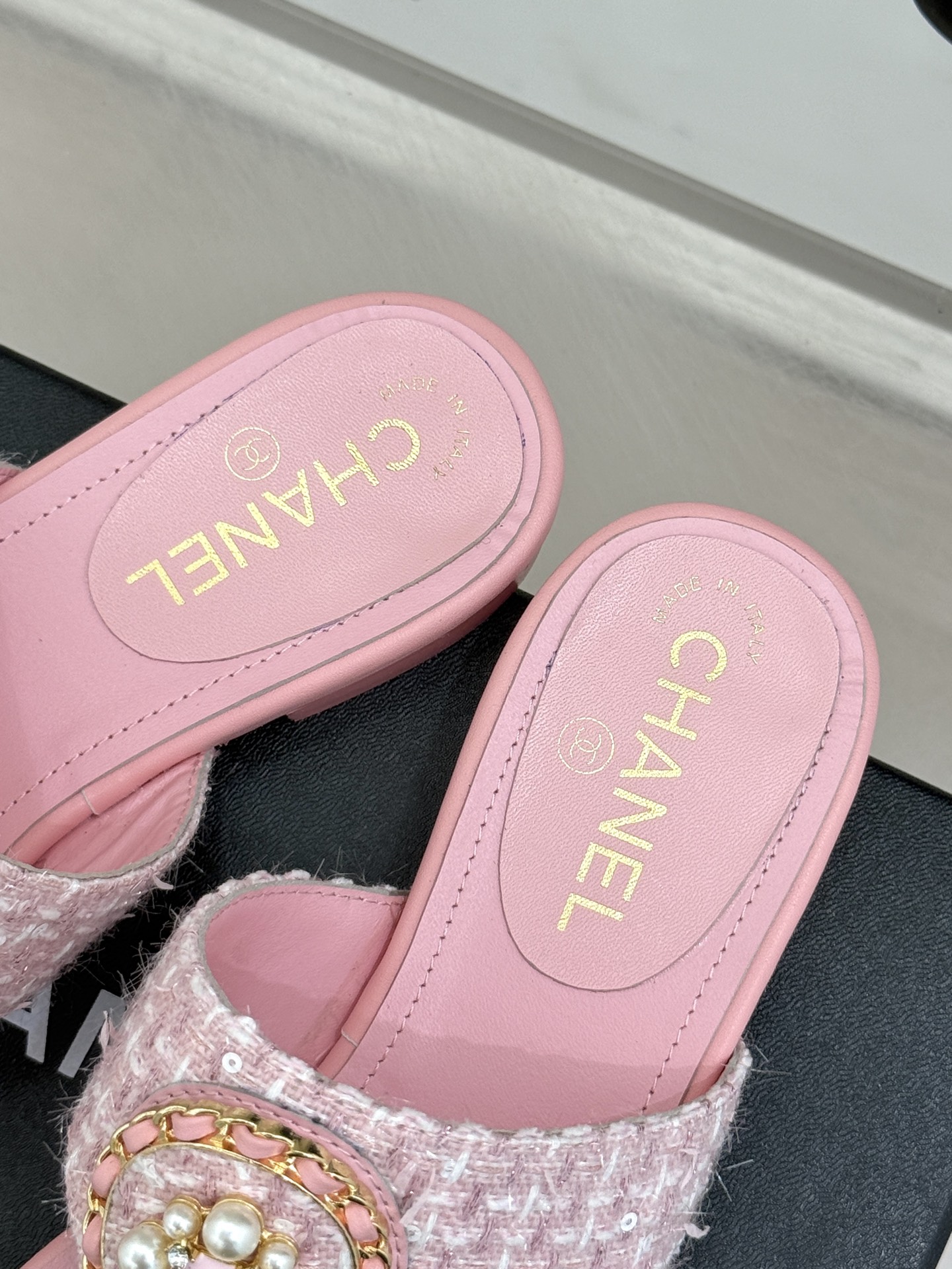 
CHANE*｜小香25。春夏新品
双C链条珍珠平底拖鞋
夏天的人字拖莫名让人感到自由
链条搭配珍珠 太